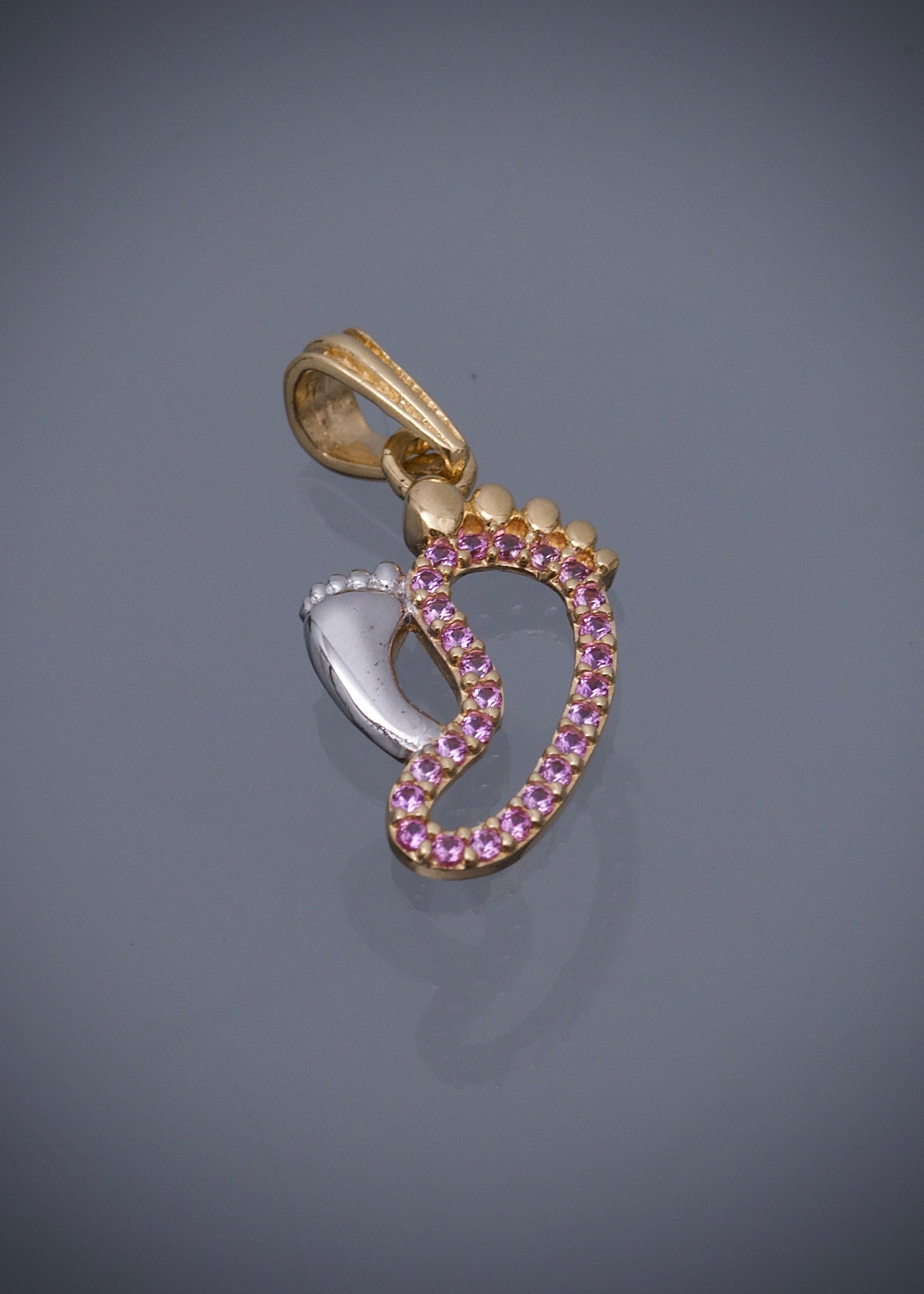 Dije de pies con swarovski rosado 1.05gr / Largo 2.1cm / Oro amarillo Nac B