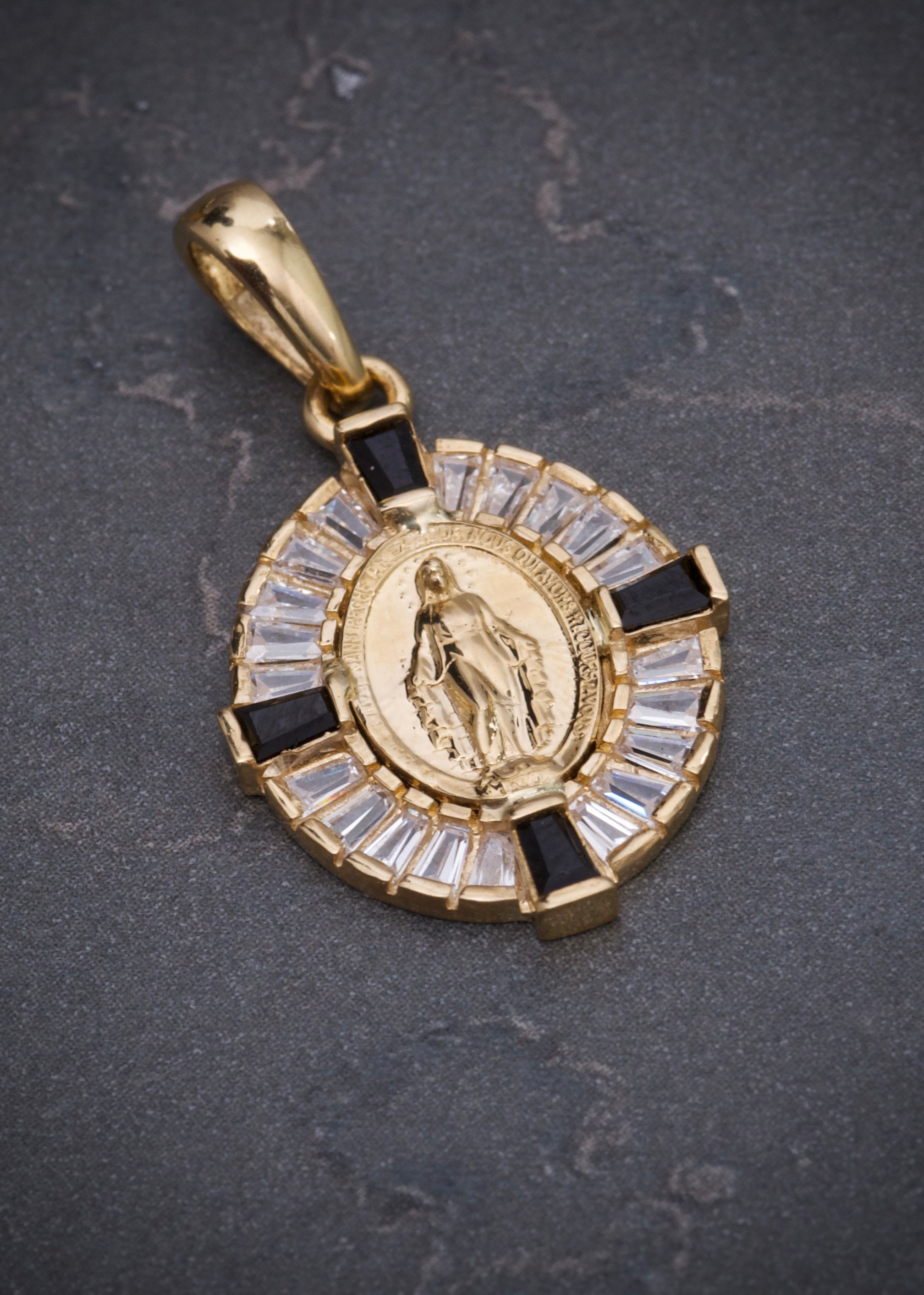 Dije virgen milagrosa con swarovski negro y blanco 2.6gr / Largo 2.7cm / Oro Amarillo Nac B