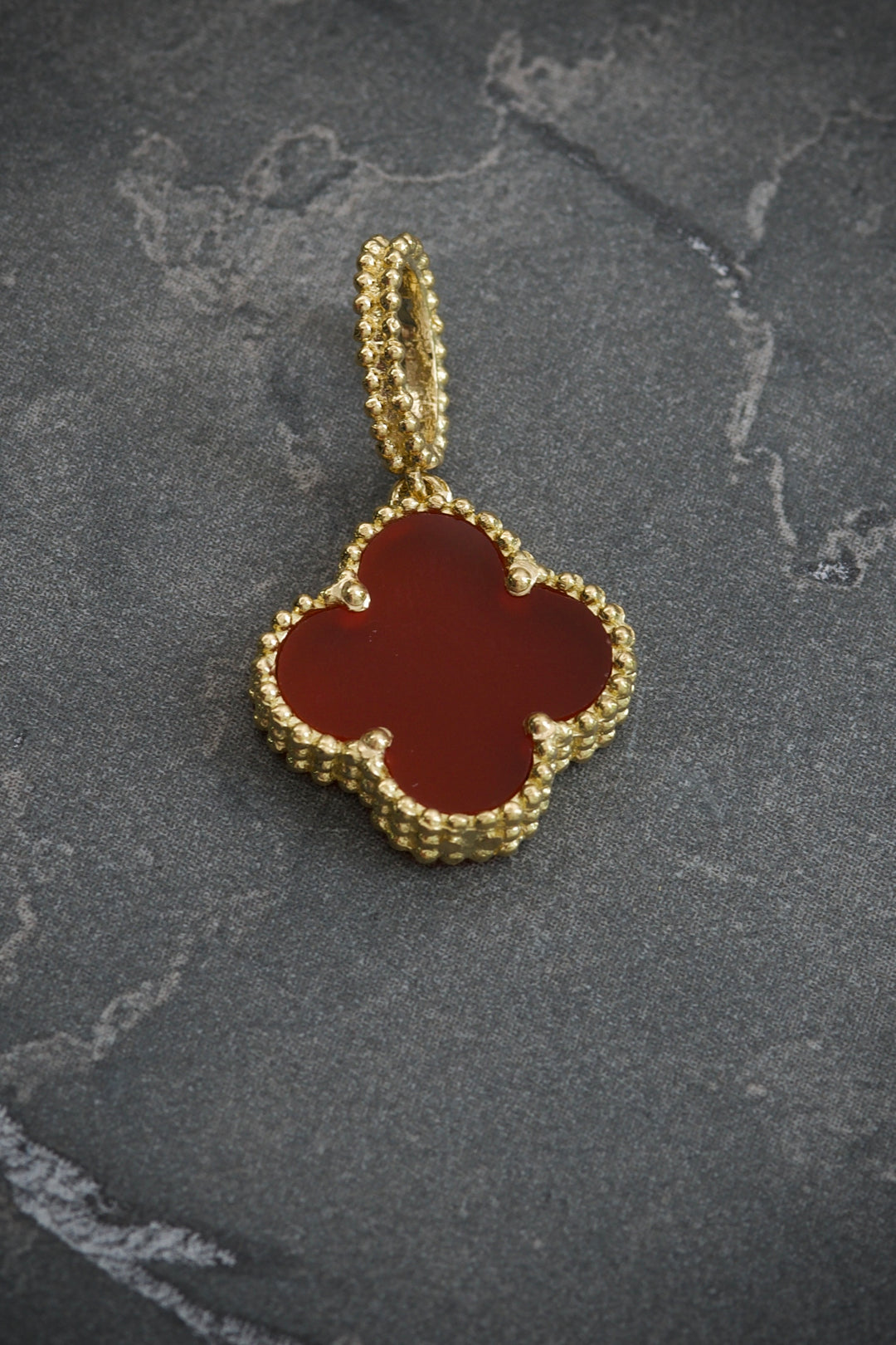 Dije De lucky clover piedra roja 1.9gr — Oro Amarillo