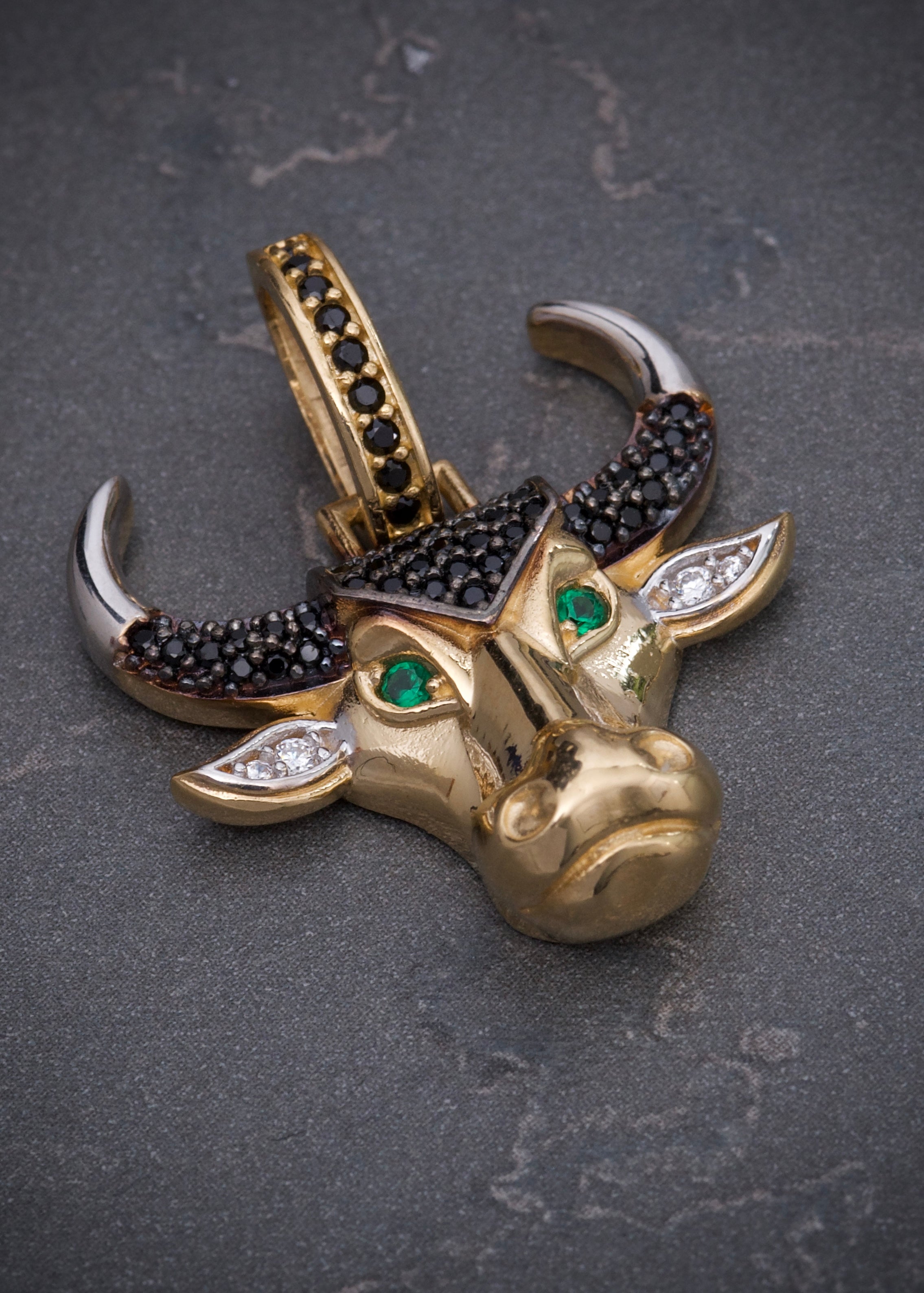 Dije toro con swarovski multicolor 5.55gr / Largo 3cm / Oro Amarillo Nac B