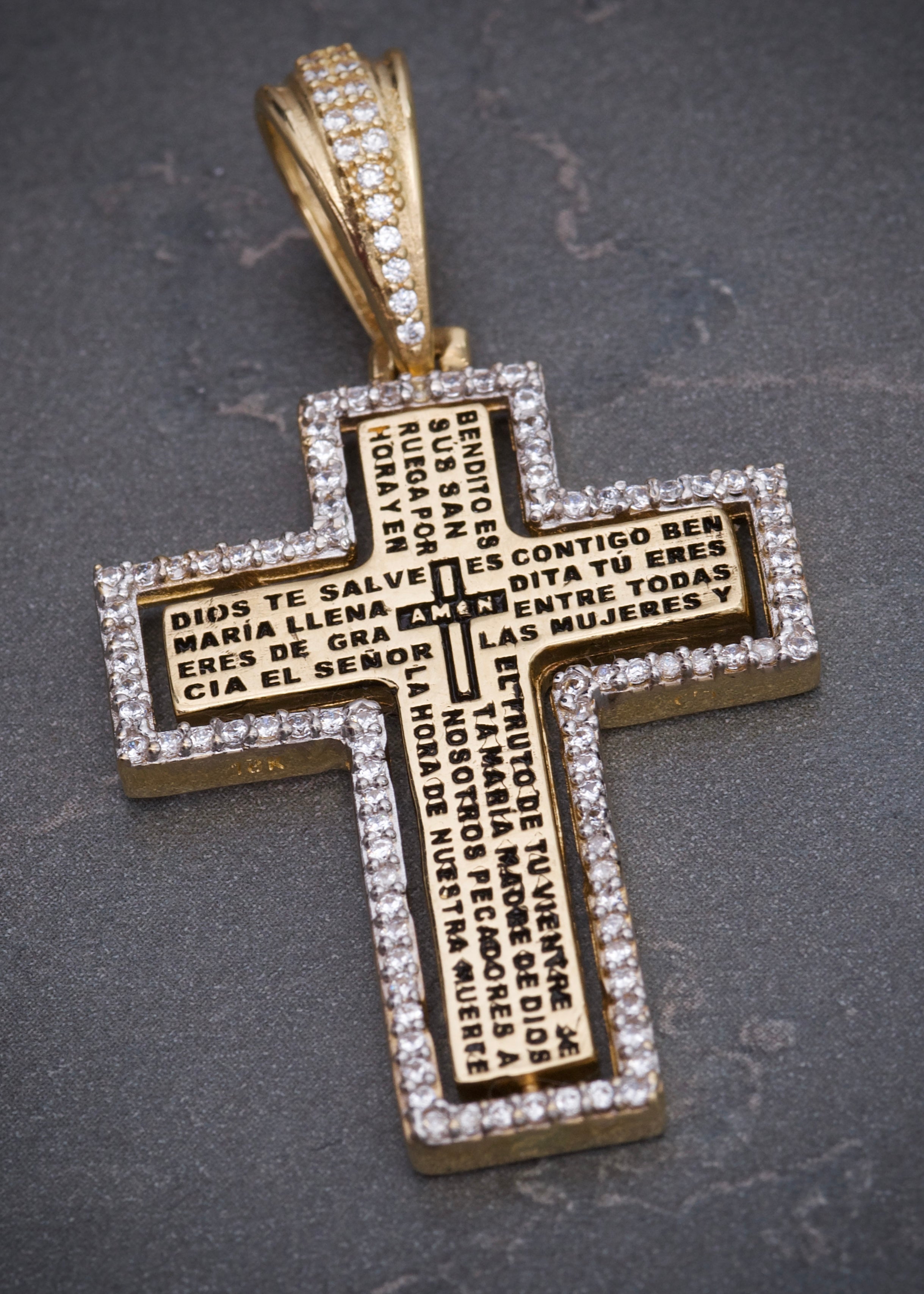 Dije cruz con oracion y swarovski blanco 9.75gr / Largo 4.7cm / Oro Amarillo Nac M