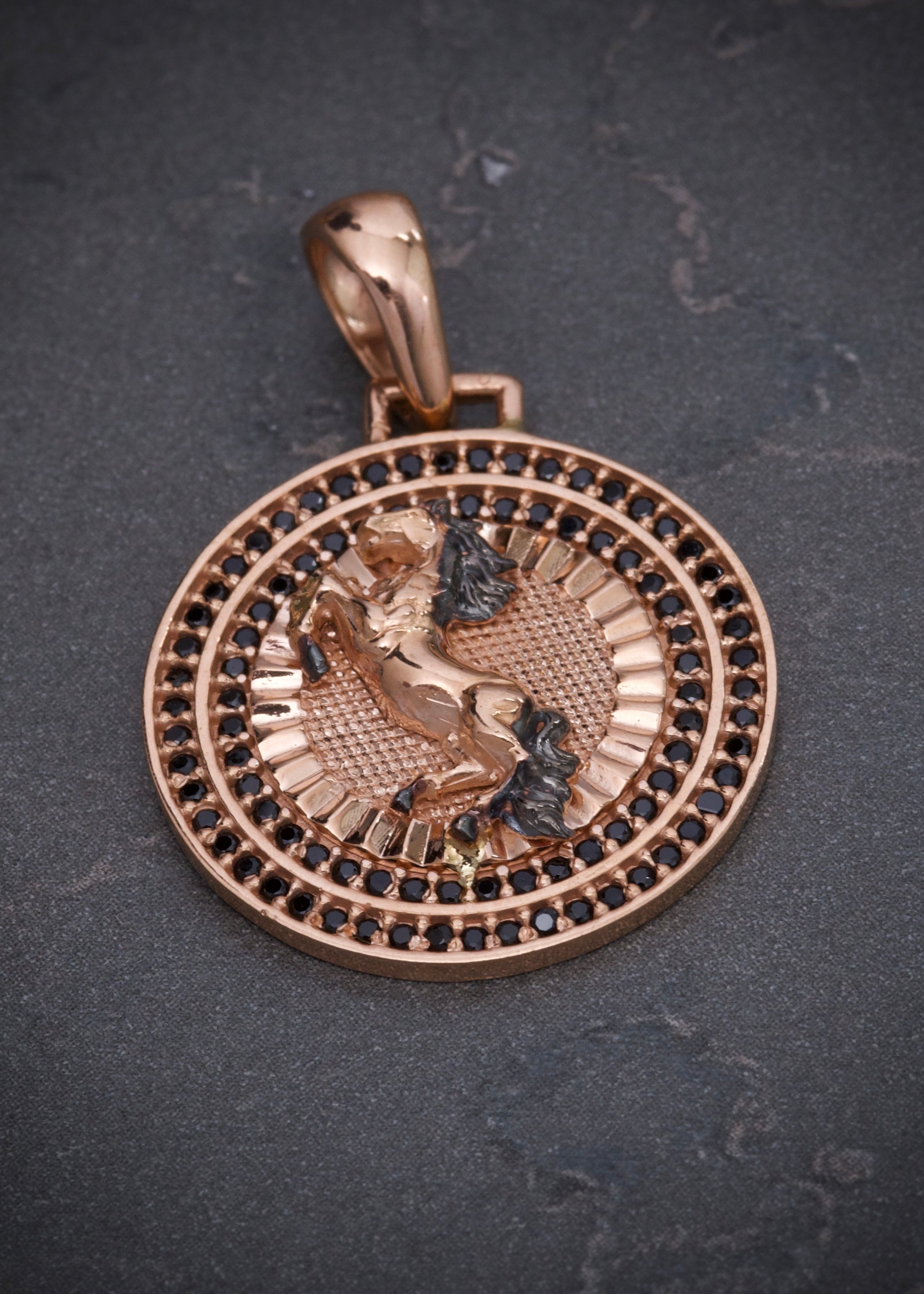 Dije medalla de caballo con swarovski negro 4.35gr / Largo 3.1cm / Oro Rosado Nac B