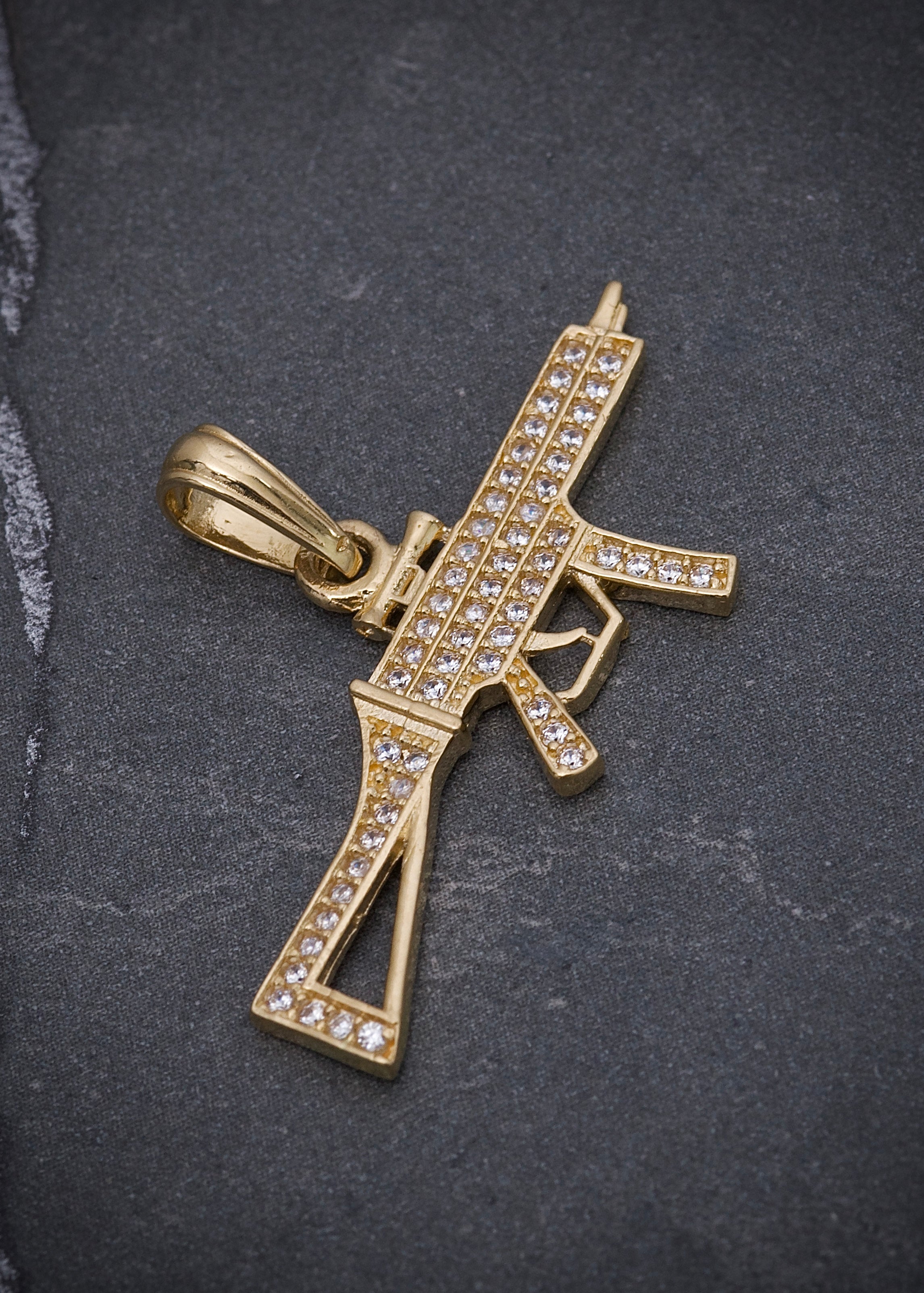 Dije fusil con swarovski blanco 2.45gr / Largo 2cm / Oro Amarillo Nac P