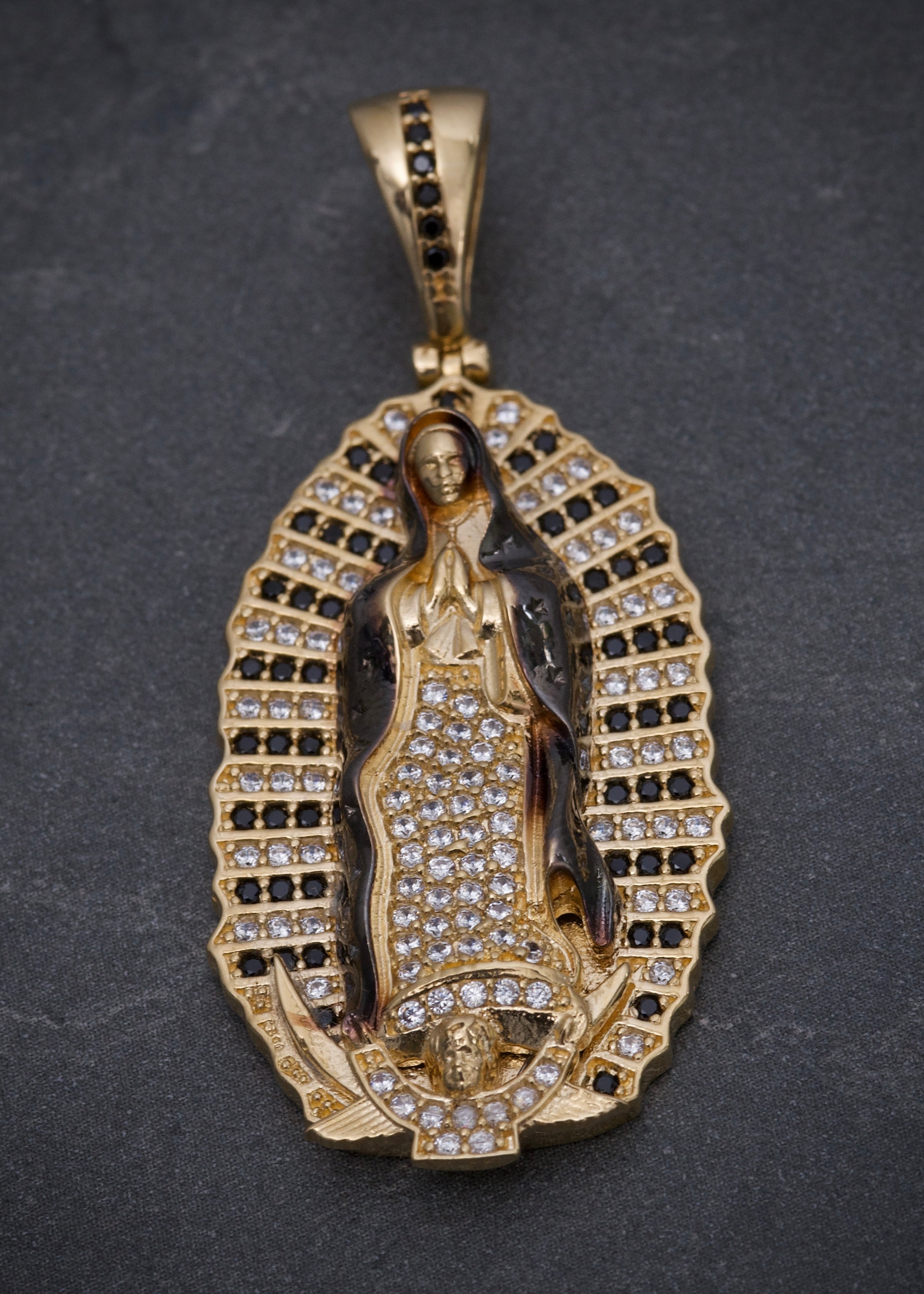 Dije virgen de guadalupe con swarovski negro y blanco 9.55gr / Largo 4.6cm / Oro Amarillo Nac P