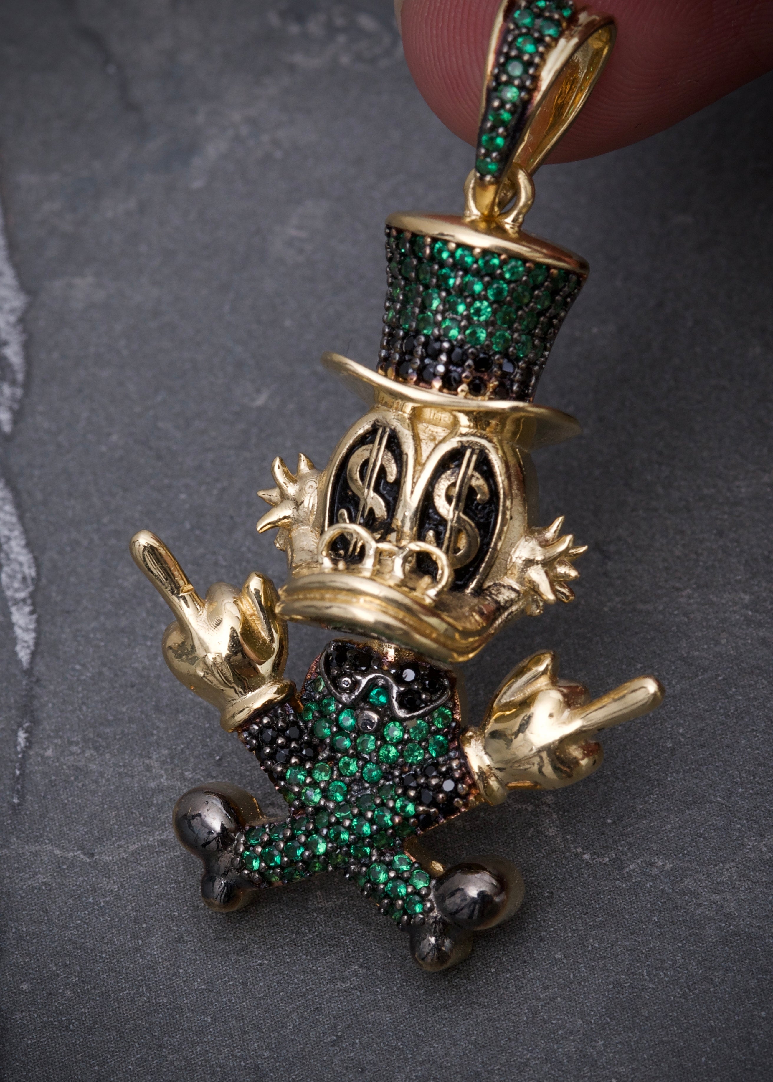 Dije tio Rico con swarovski negro y verde 11.2gr / Largo 4.7cm / Oro Amarillo Nac P