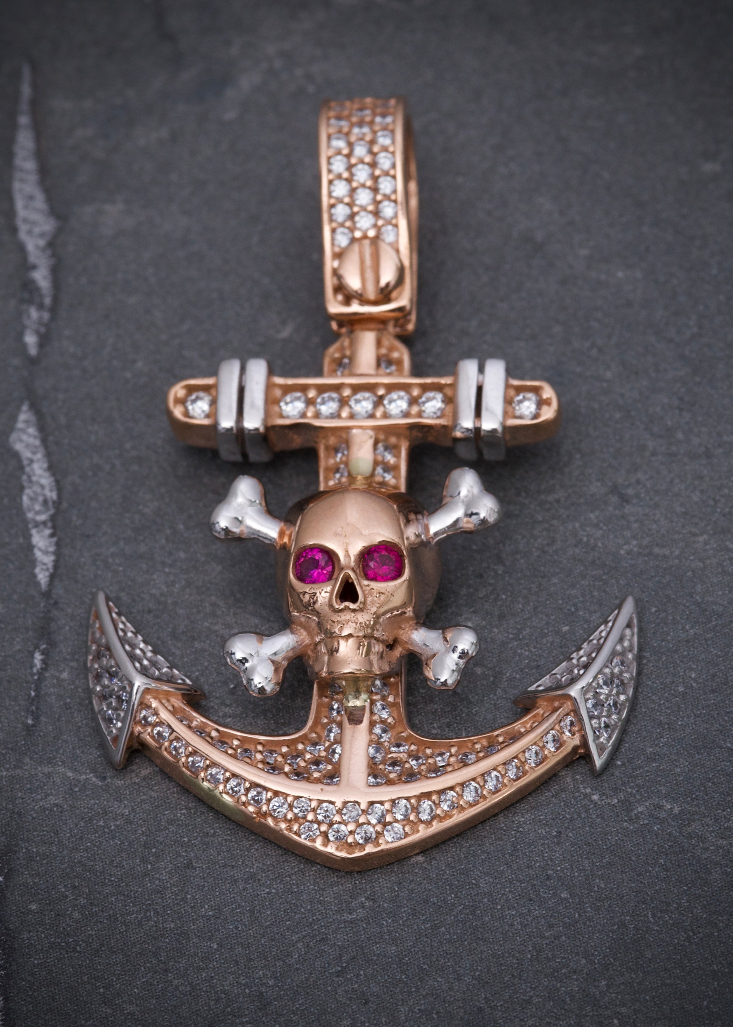 Dije ancla de calavera con swarovski blanco y fucsia 8.9gr / Largo 4.2cm / Dos Oros Nac P