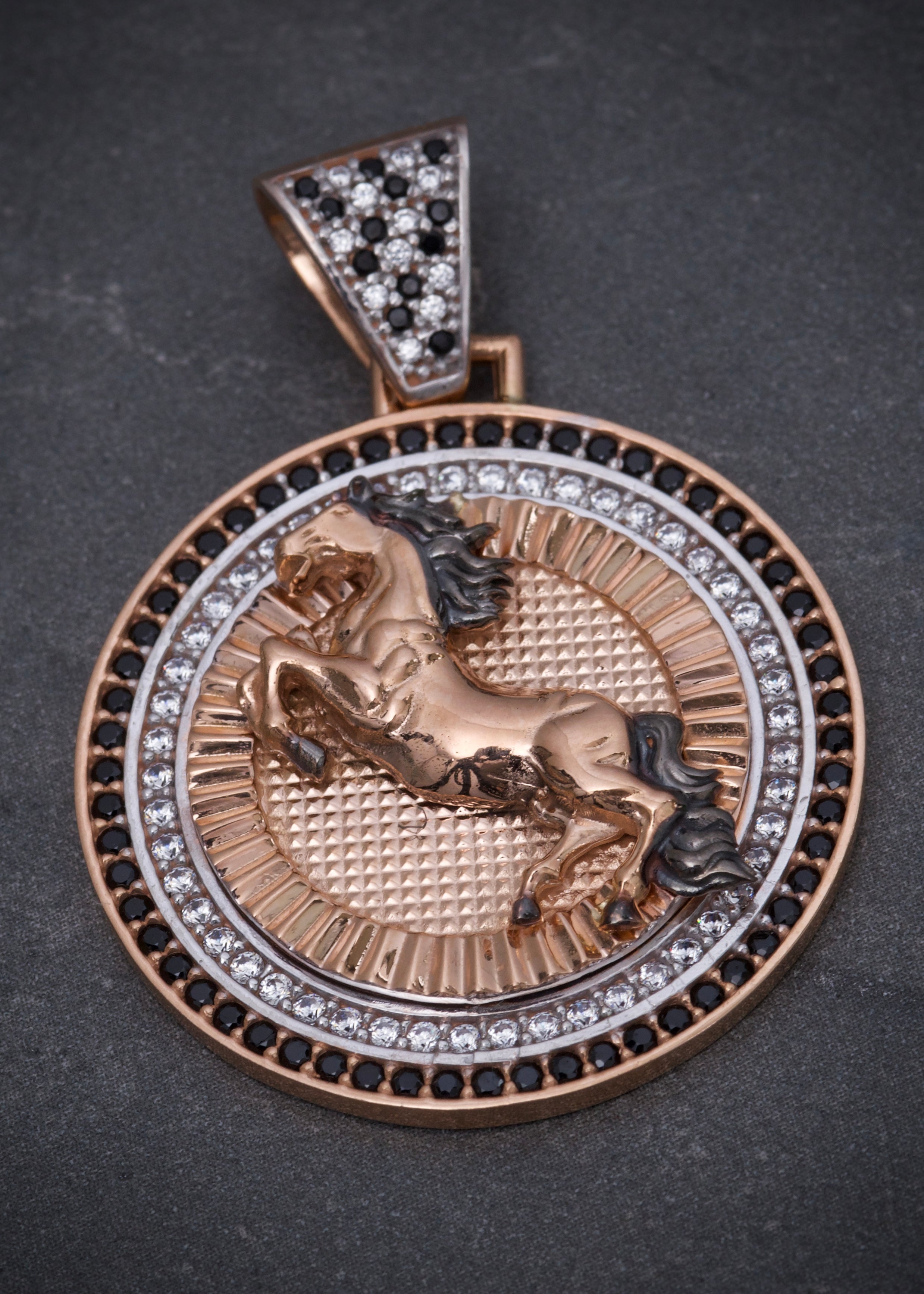 Dije  caballo con swarovski negro y blanco 10.55gr / Largo 4cm / Oro Rosado Nac P