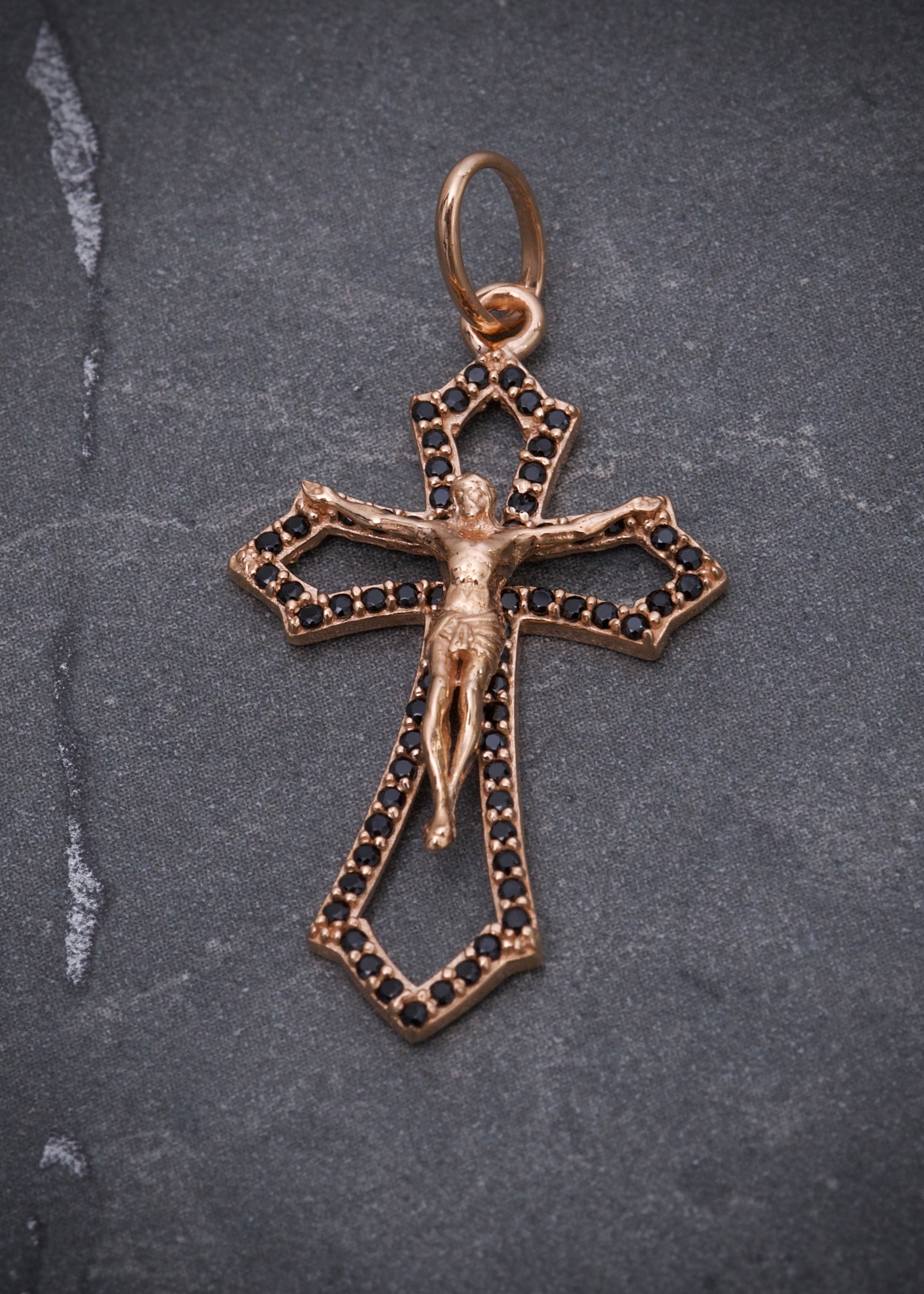 Dije cruz con swarovski negro 2gr / Largo 3.6cm / Oro Rosado Nac P