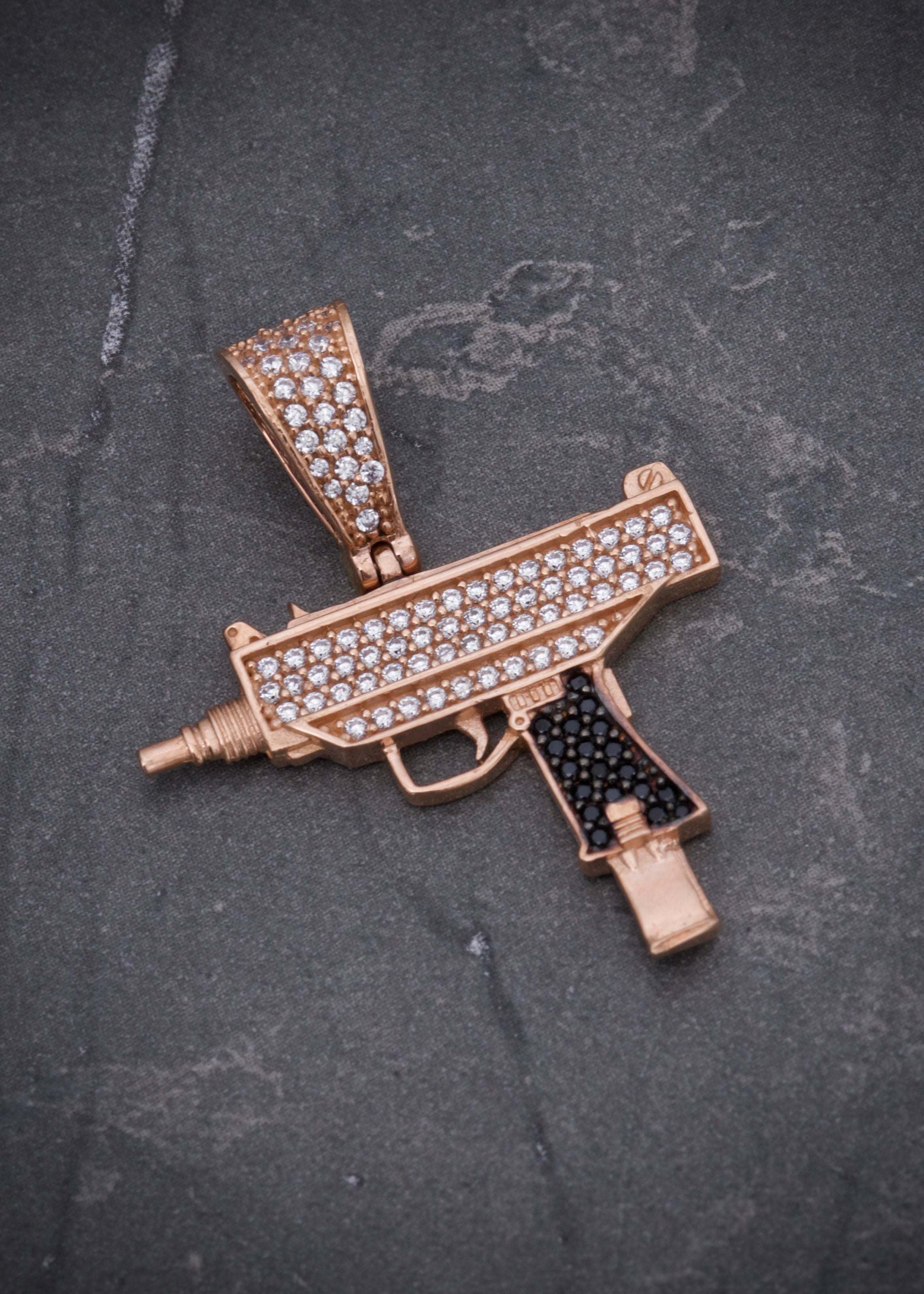 Dije mini uzi swarovski negro y blanco 3.85gr / Largo 3.4cm / Oro Rosado Nac M