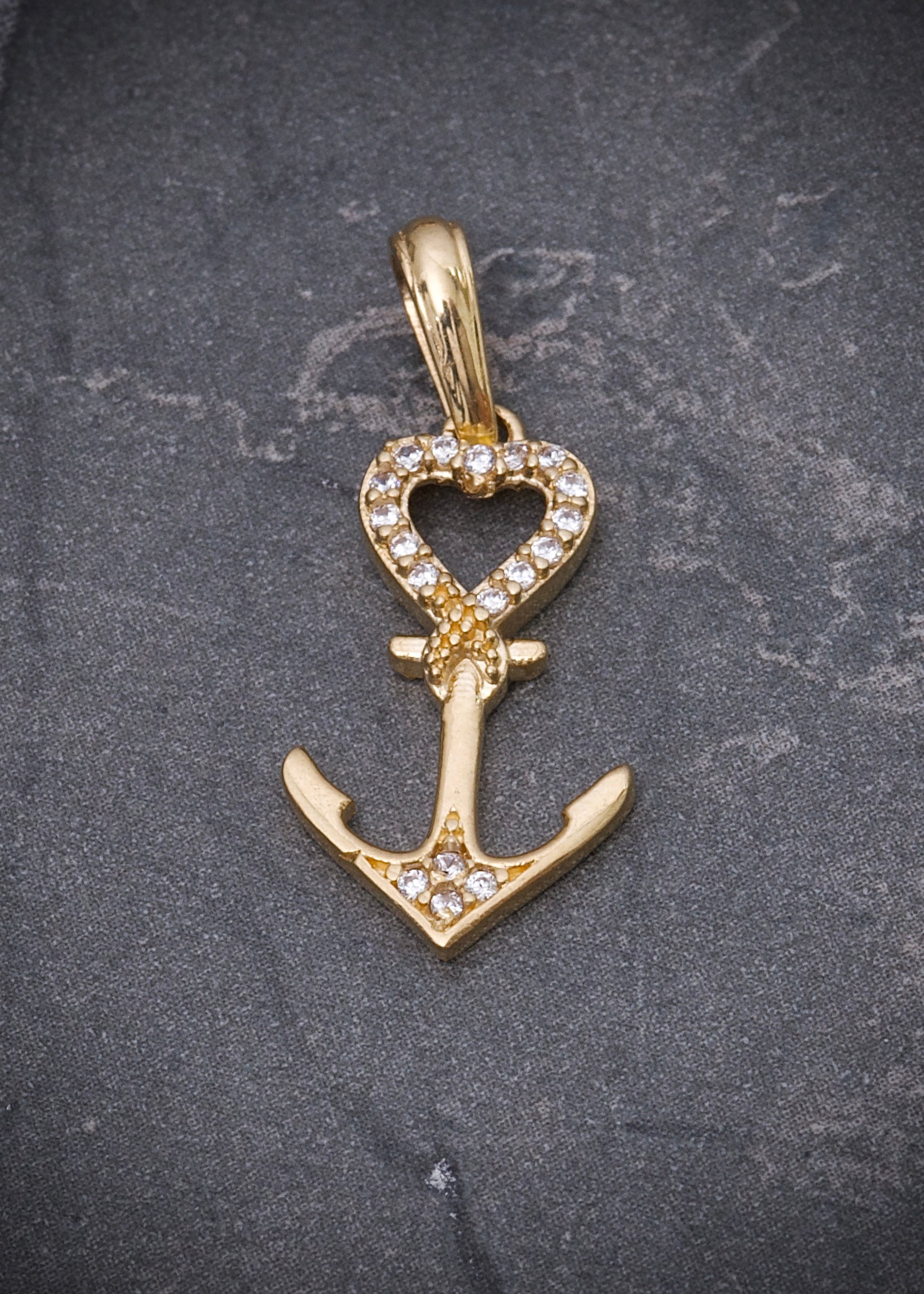 Dije ancla en corazon con swarovski blanco 1.35gr / Largo 2.4cm / Oro Amarillo Nac M