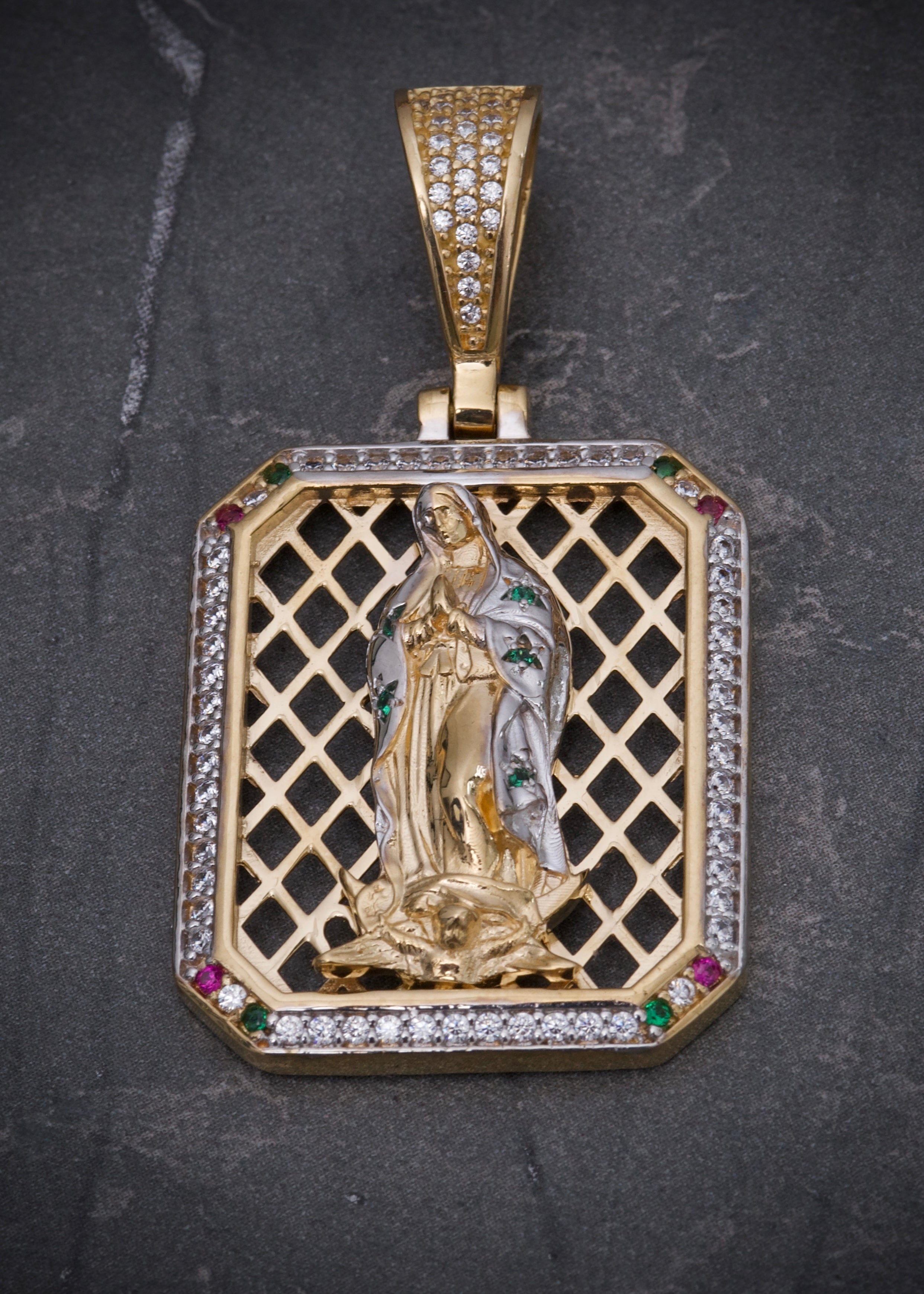 Dije placa virgen de guadalupe con swarovski multicolor 10.7gr / Largo 4.7cm / Oro Amarillo Nac M