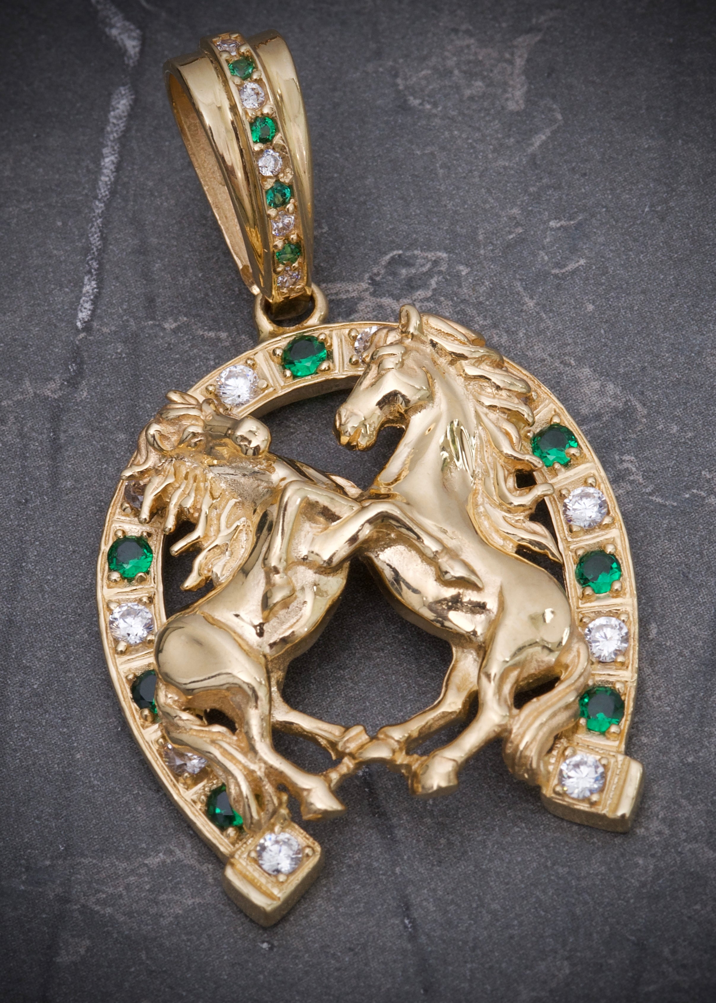 Dije herradura y caballos con swarovski blanco y verde 13.15gr / Largo 5.2cm / Oro Amarillo Nac M