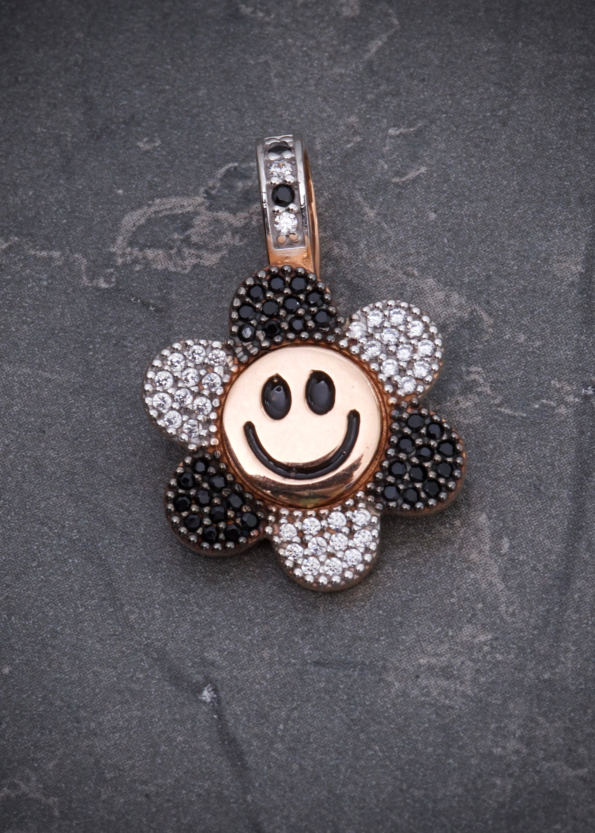 Dije flor giratorio swarovski negro y blanco 4.35gr / Largo 2.5cm / Oro Rosado Nac M