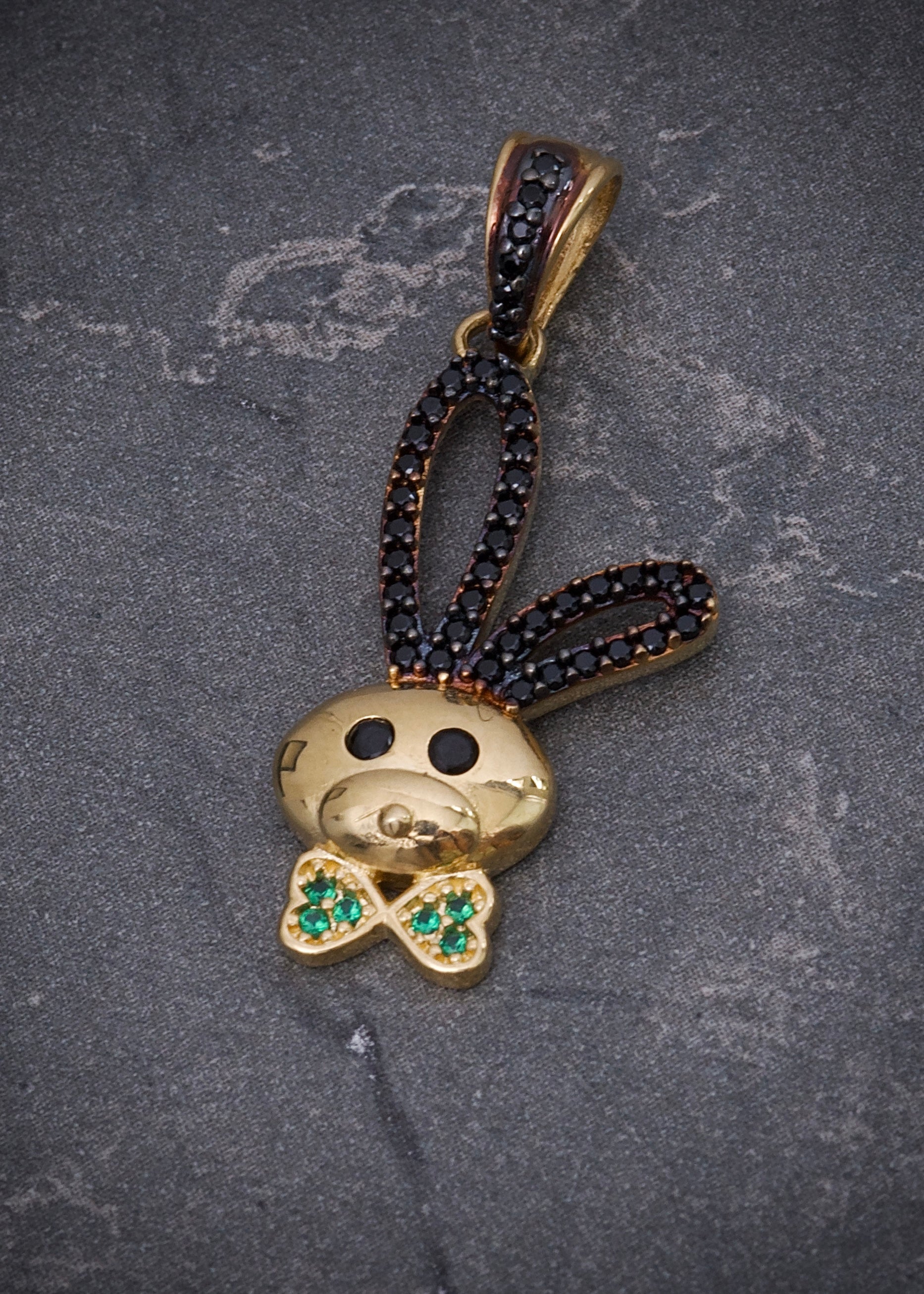 Dije conejo con swarovski negro y verde 2.35gr / Largo 3.1cm / Oro Amarillo Nac M