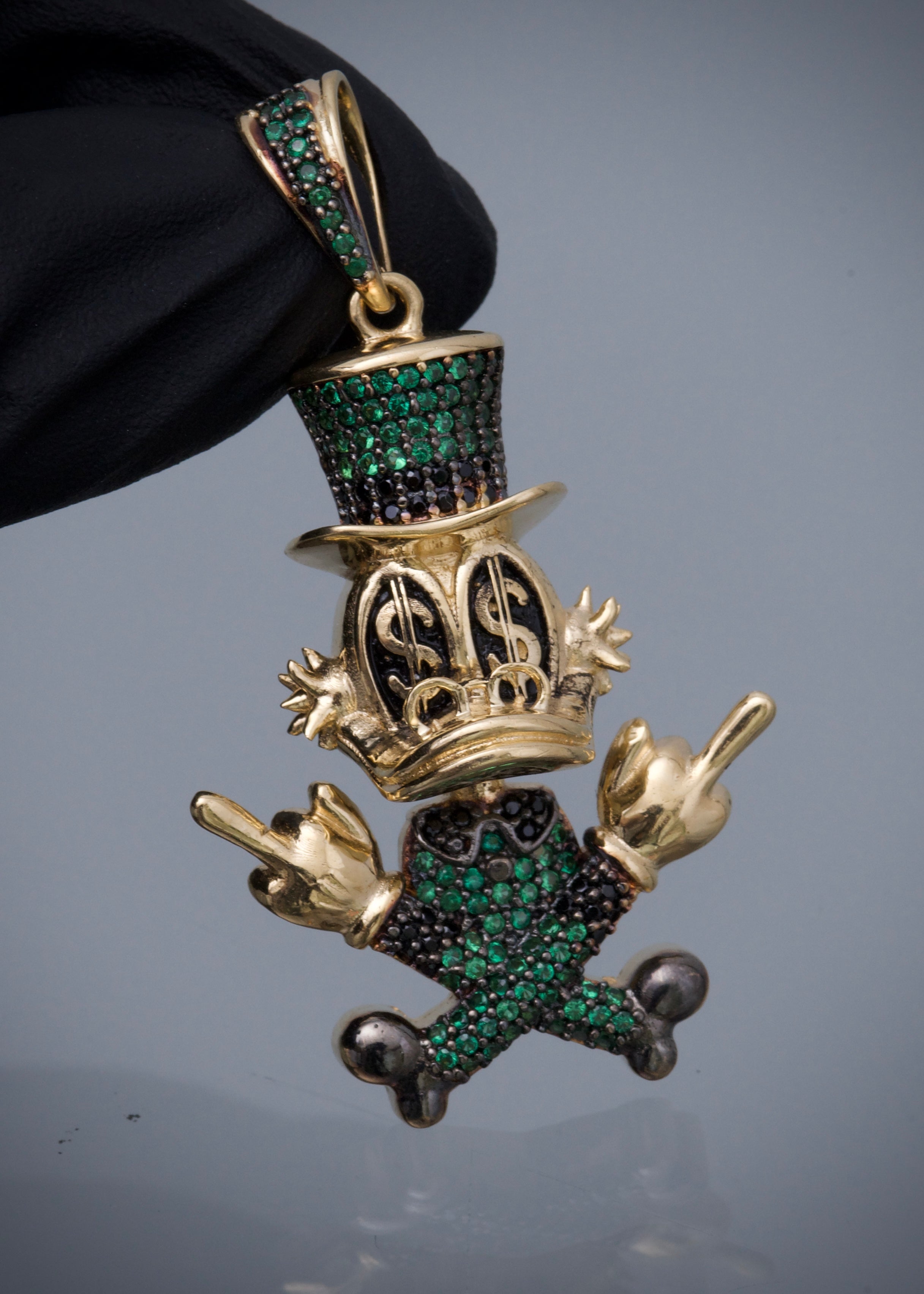 Dije tio Rico con swarovski negro y verde 11.2gr / Largo 4.7cm / Oro Amarillo Nac P