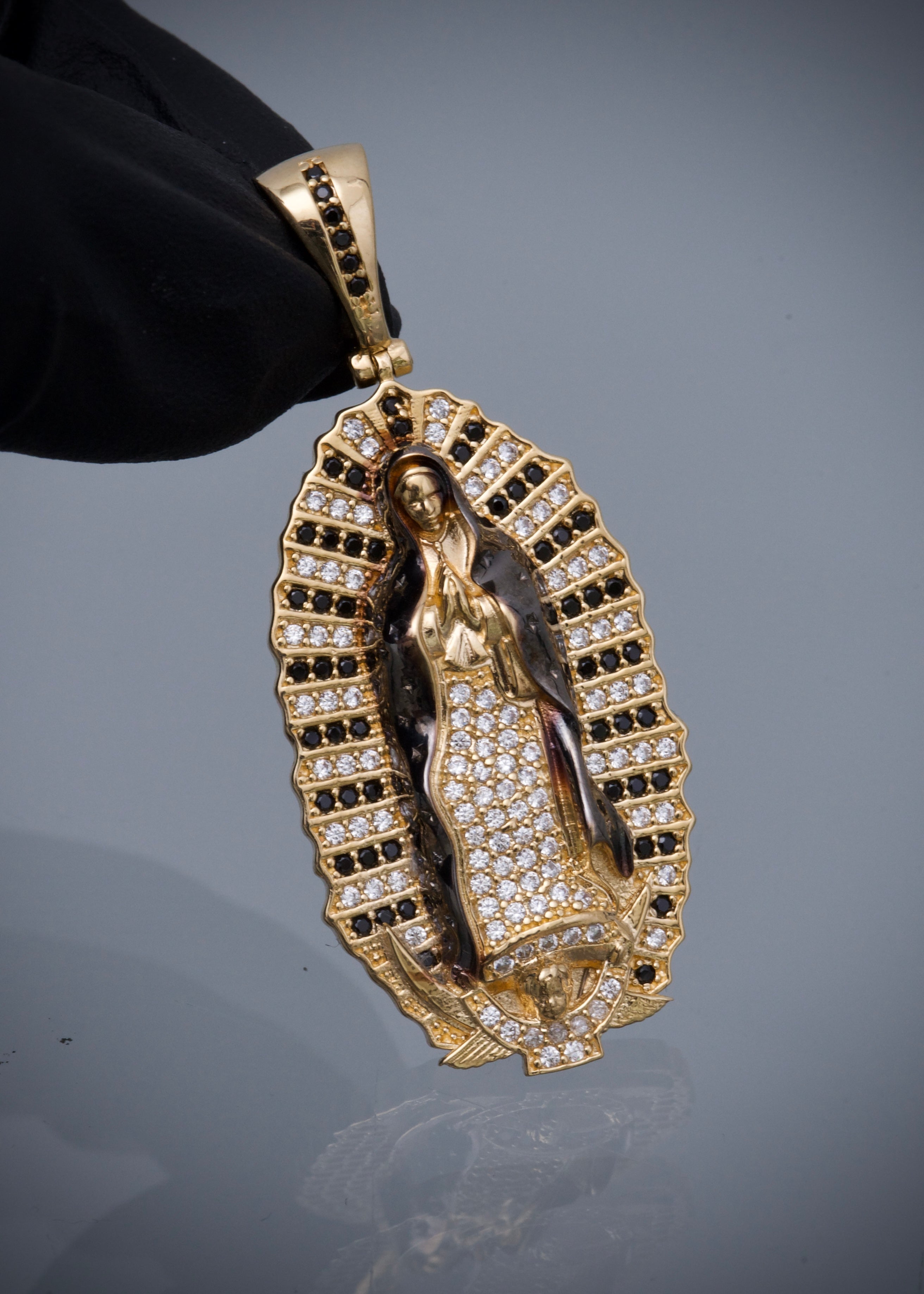 Dije virgen de guadalupe con swarovski negro y blanco 9.55gr / Largo 4.6cm / Oro Amarillo Nac P