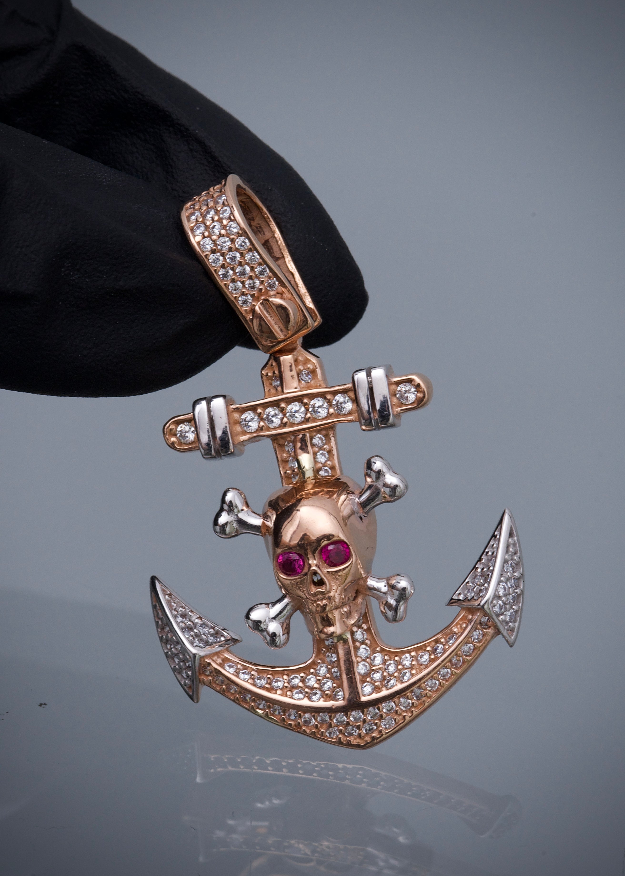 Dije ancla de calavera con swarovski blanco y fucsia 8.9gr / Largo 4.2cm / Dos Oros Nac P