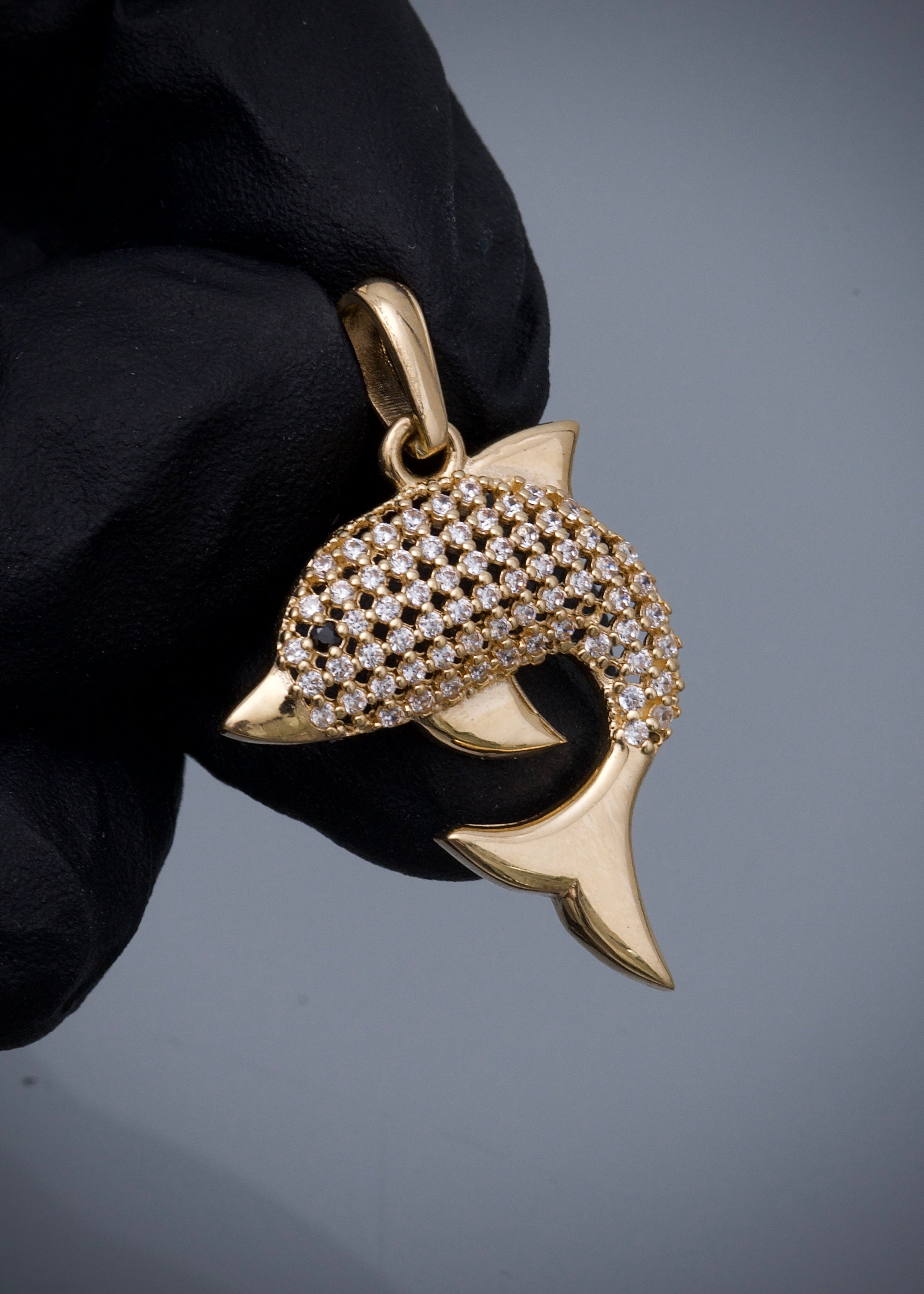 Dije delfin con swarovski negro y blanco 2.8gr / Largo 3.1cm / Oro Amarillo Nac P