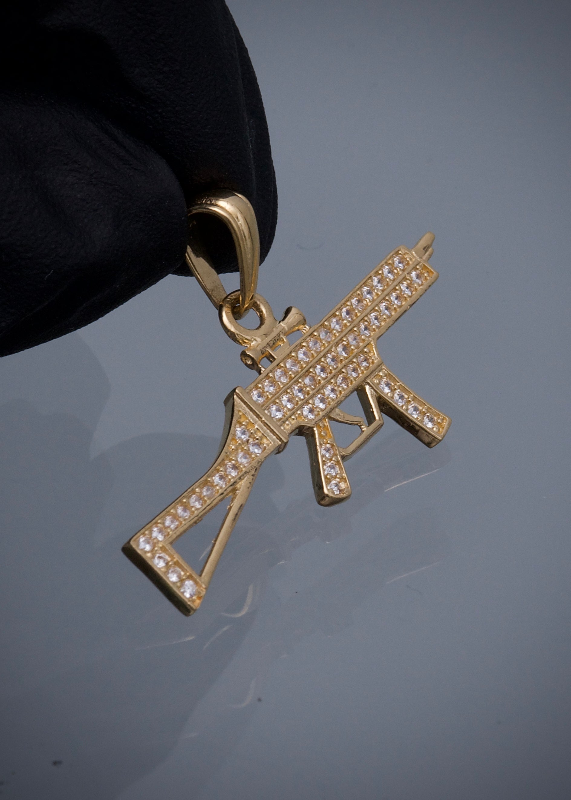 Dije fusil con swarovski blanco 2.45gr / Largo 2cm / Oro Amarillo Nac P