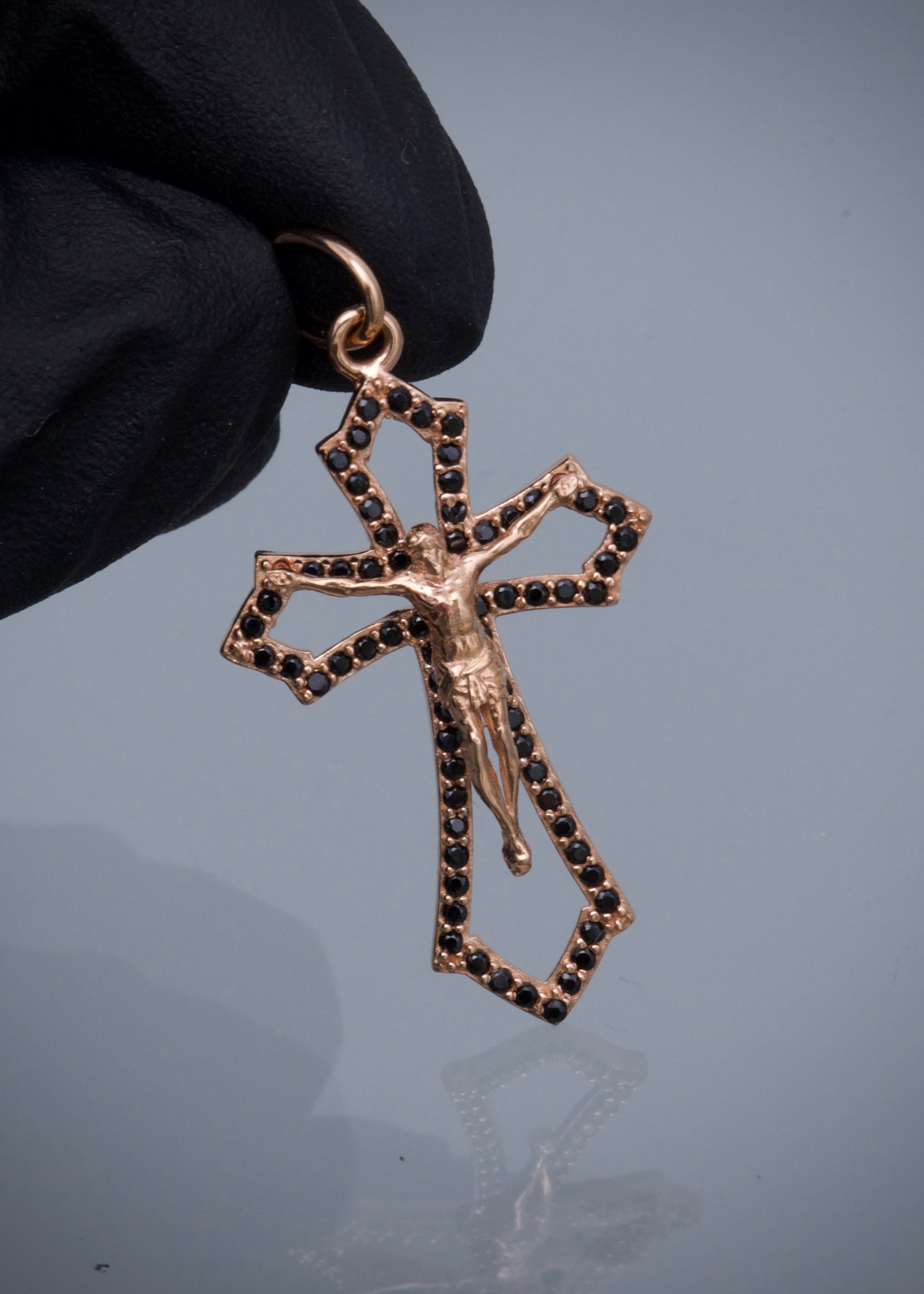 Dije cruz con swarovski negro 2gr / Largo 3.6cm / Oro Rosado Nac P