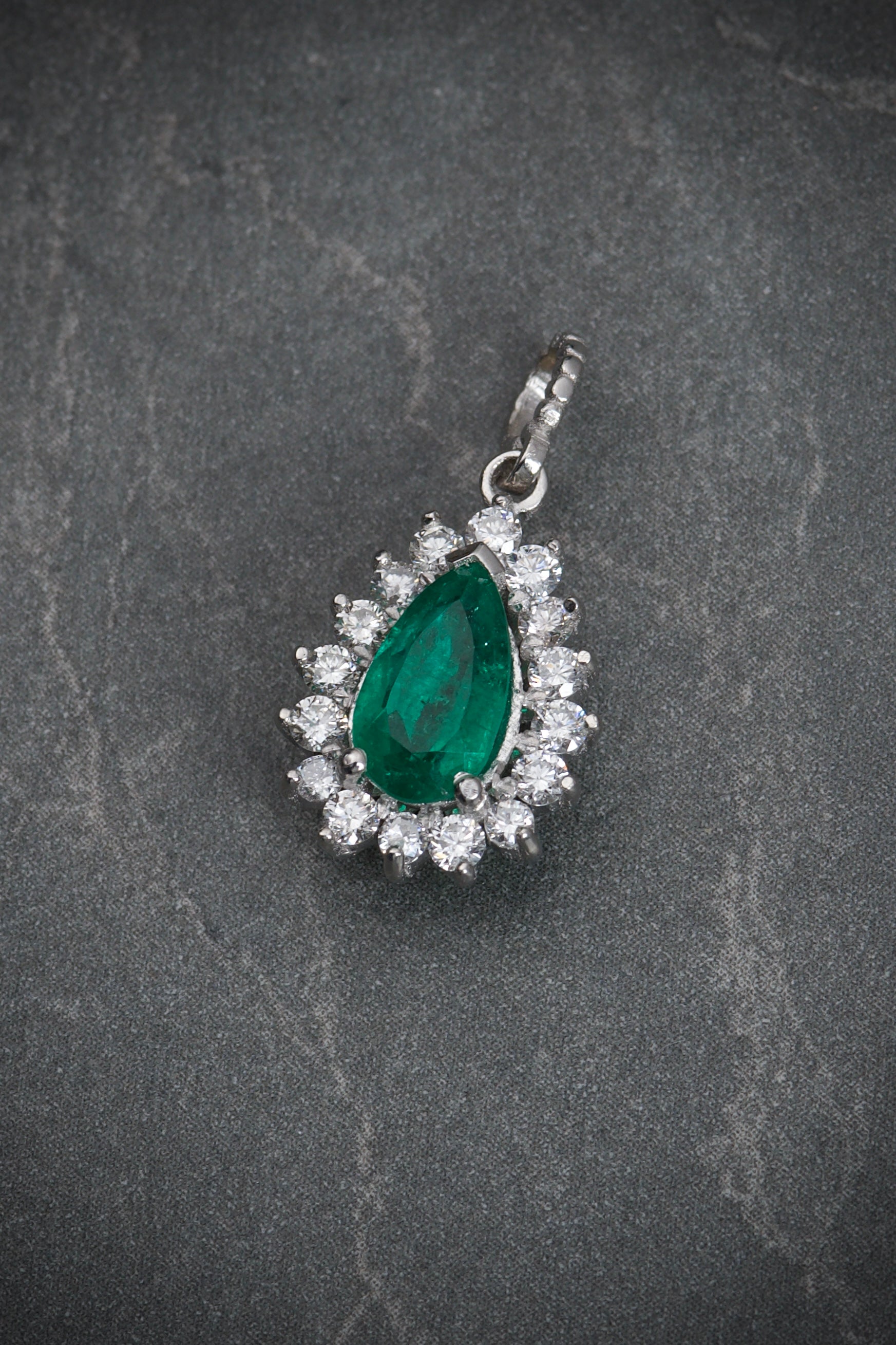 Dije De GOta Con 69Pts De Esmeraldas Y 46Pts Diamante Blanco 1.9gr / Largo 2.1cm / Oro Blanco (Joya) M