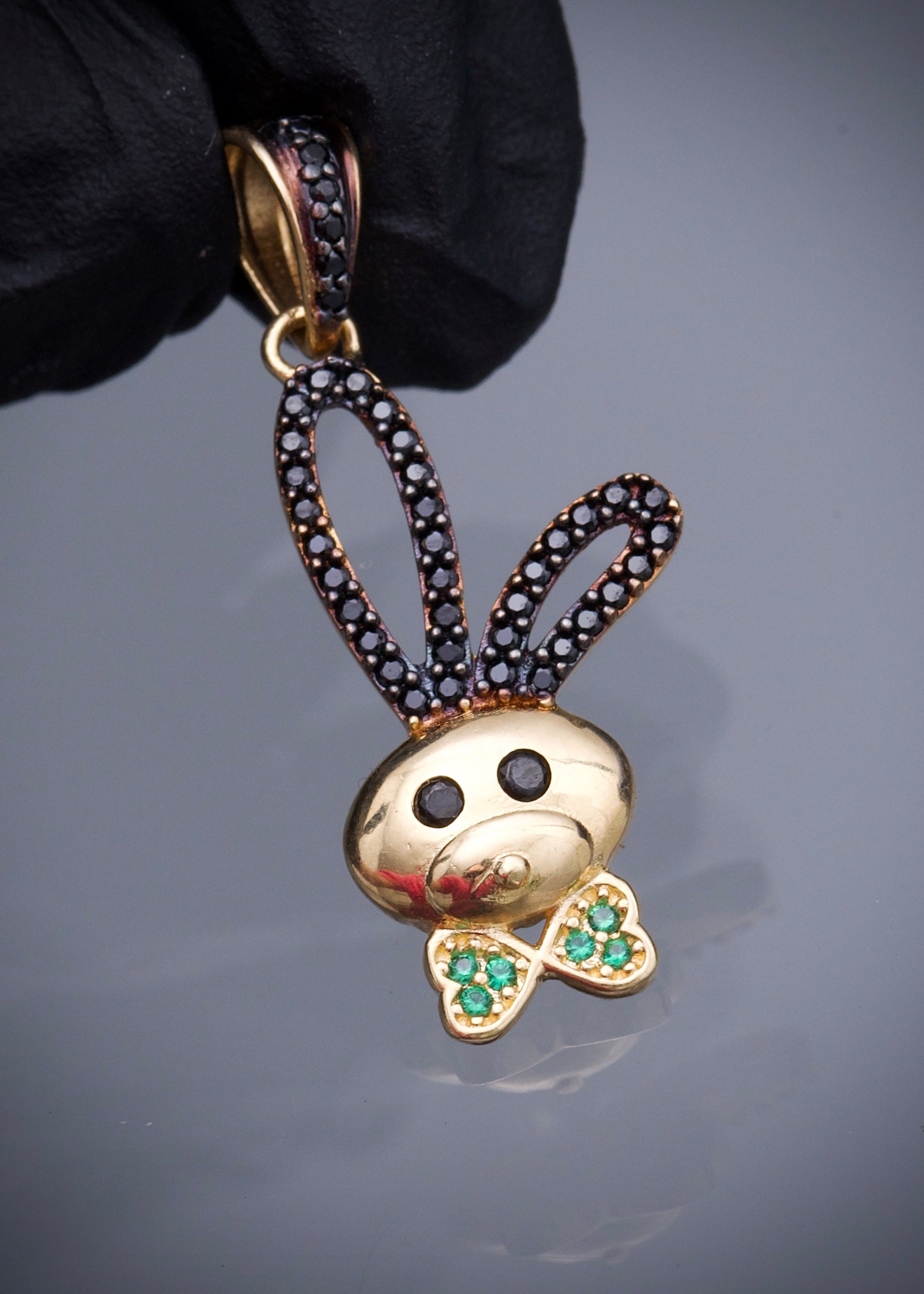 Dije conejo con swarovski negro y verde 2.35gr / Largo 3.1cm / Oro Amarillo Nac M