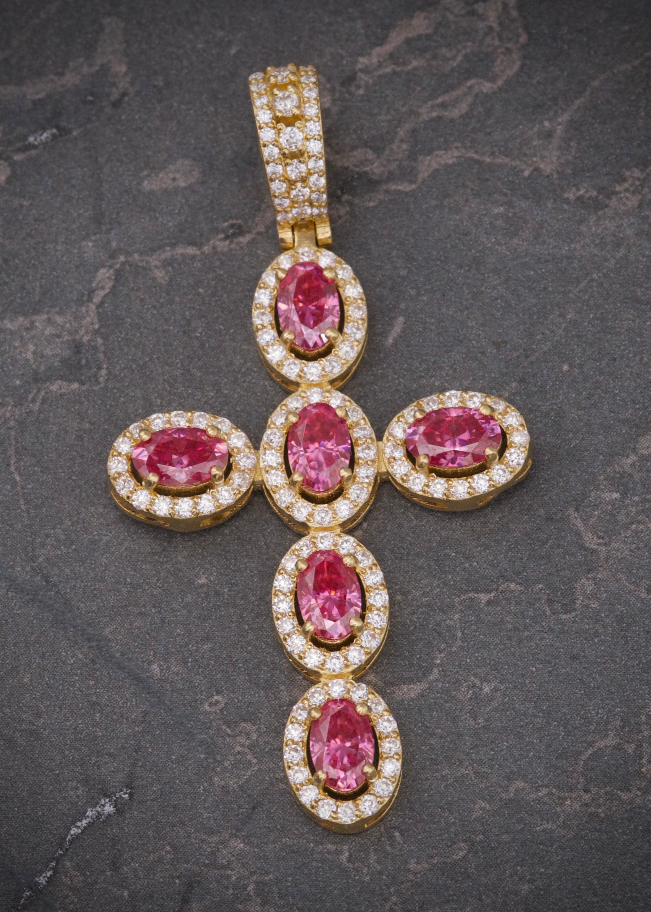 Dije cruz con 322pts de moissanita central y 102pts laterales 6.75gr / Largo 5cm / Oro Amarillo (Joya) B