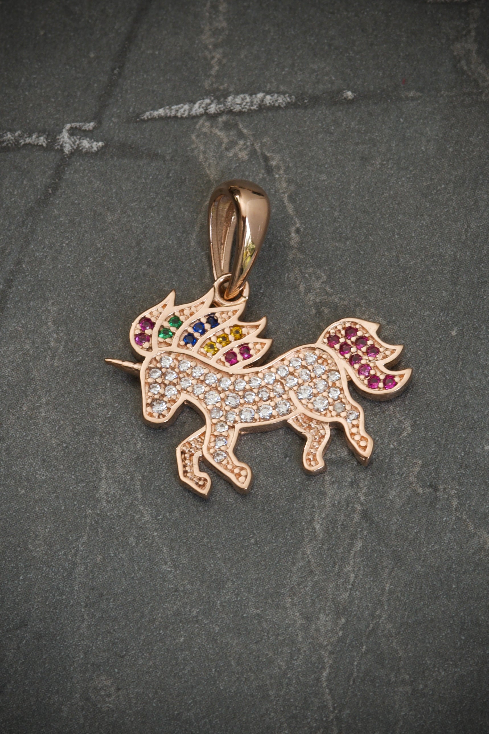 Dije unicornio con swarovski multicolor 3.5gr / Largo 2.5cm / Oro Rosado Nac B