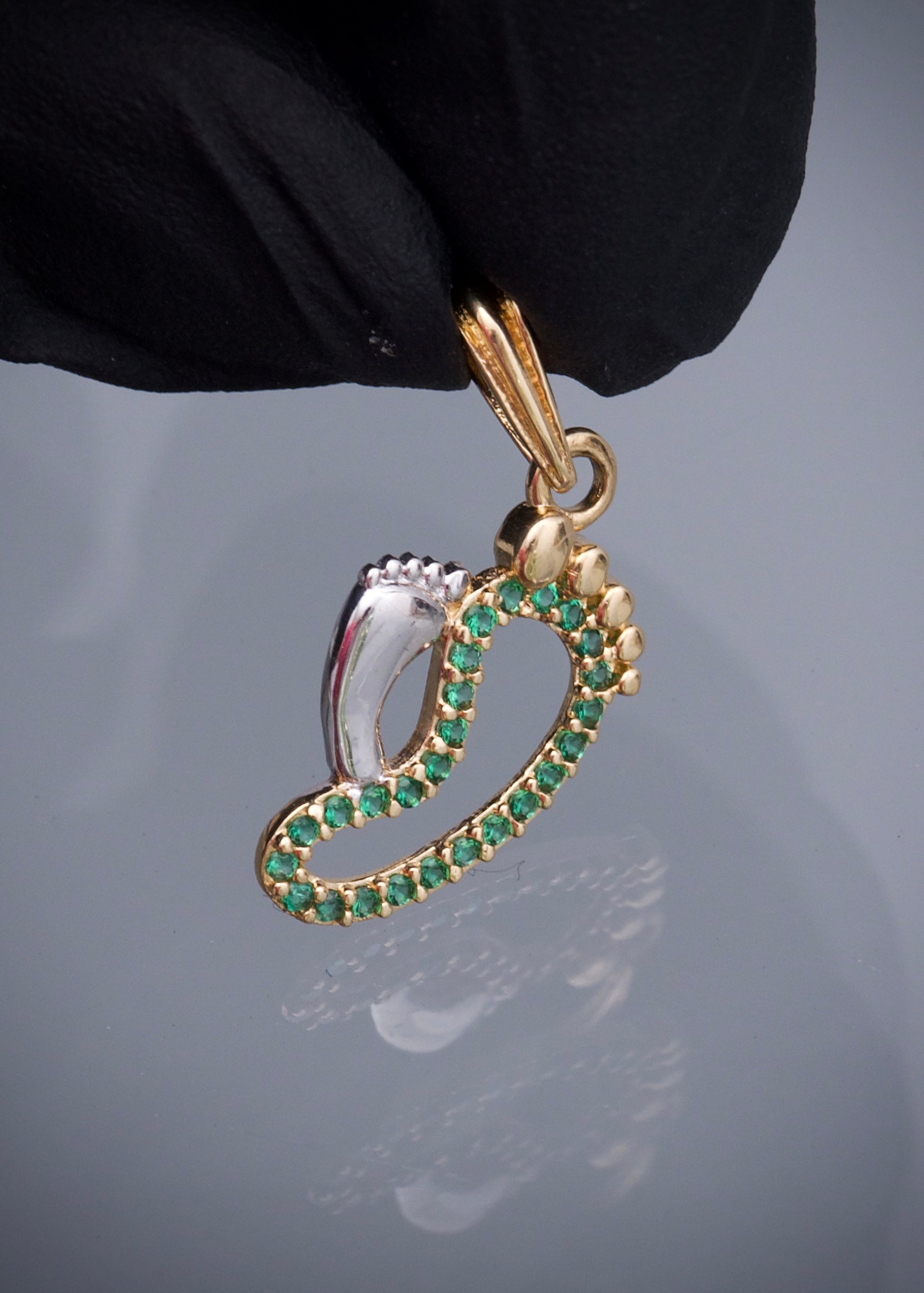 Dije pies con swarovski verde 1.05gr / Largo 2.2cm / Oro Amarillo Nac M