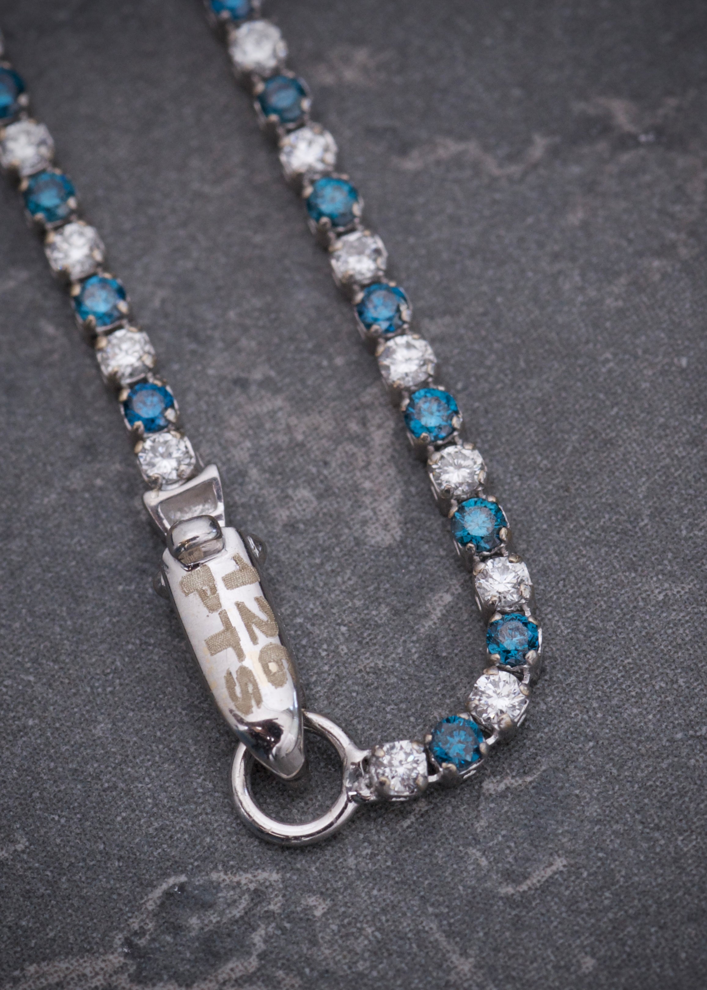 Pulso tenis con 126pts de diamantes azules y blancos 2.05gr / Largo 17.5cm / Oro Blanco (Joya) M
