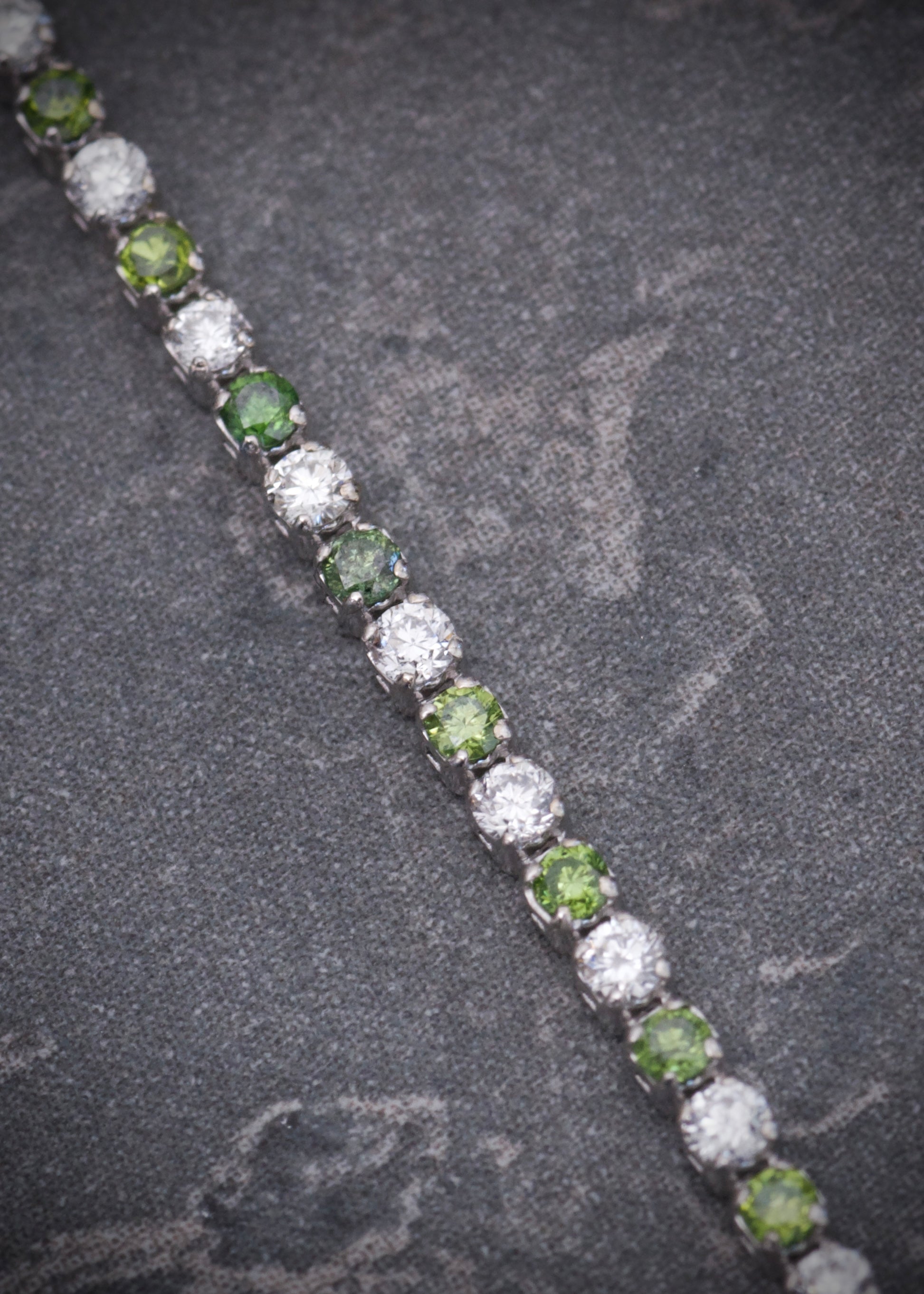 Pulso tenis con 126pts de diamantes verdes y blancos 2.1gr / Largo 18cm / Oro Blanco (Joya) B