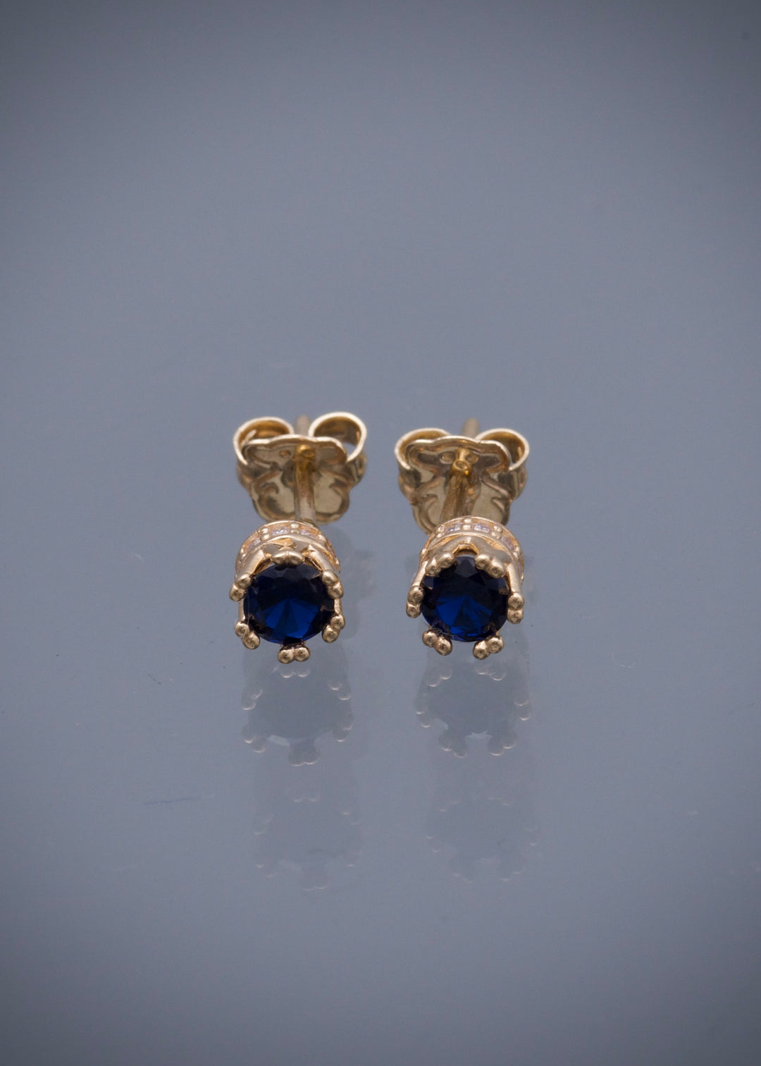 Topos corona con swarovski azul y blanco 1.6gr / Largo 0.4cm — Oro Amarillo