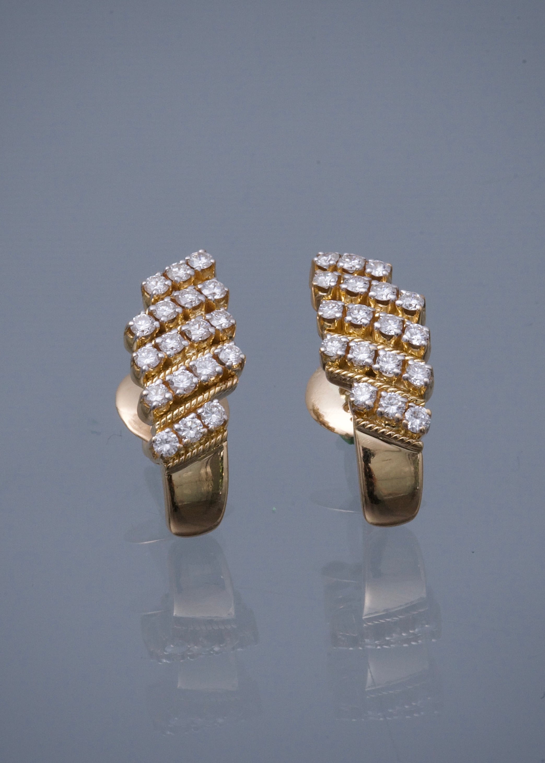 Aretes con 140pts de diamante blanco 9gr / Largo 2cm / Oro Amarillo (Joya) M
