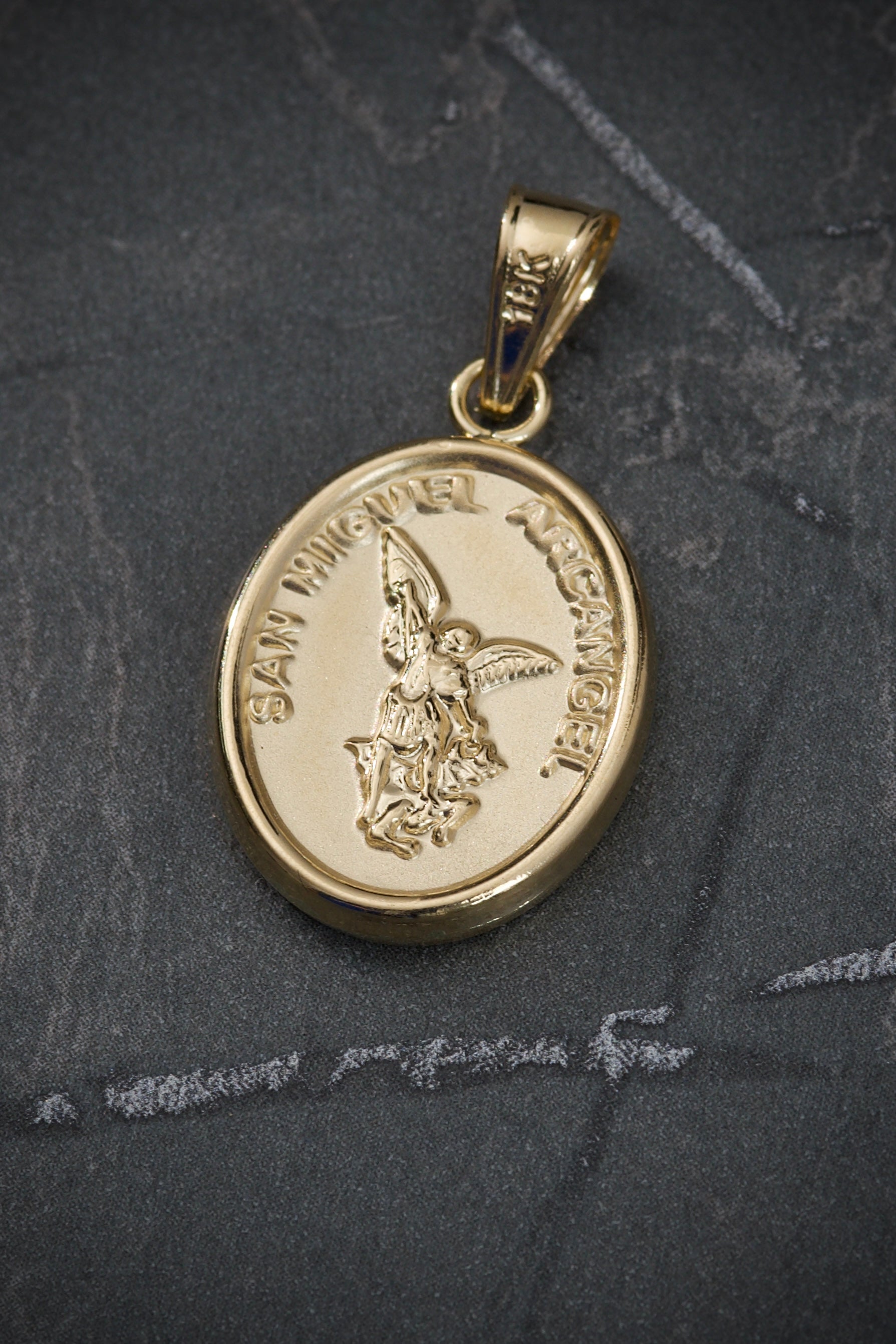 Dije de arcangel san miguel 1.8gr / Largo 3.1cm — Oro Amarillo