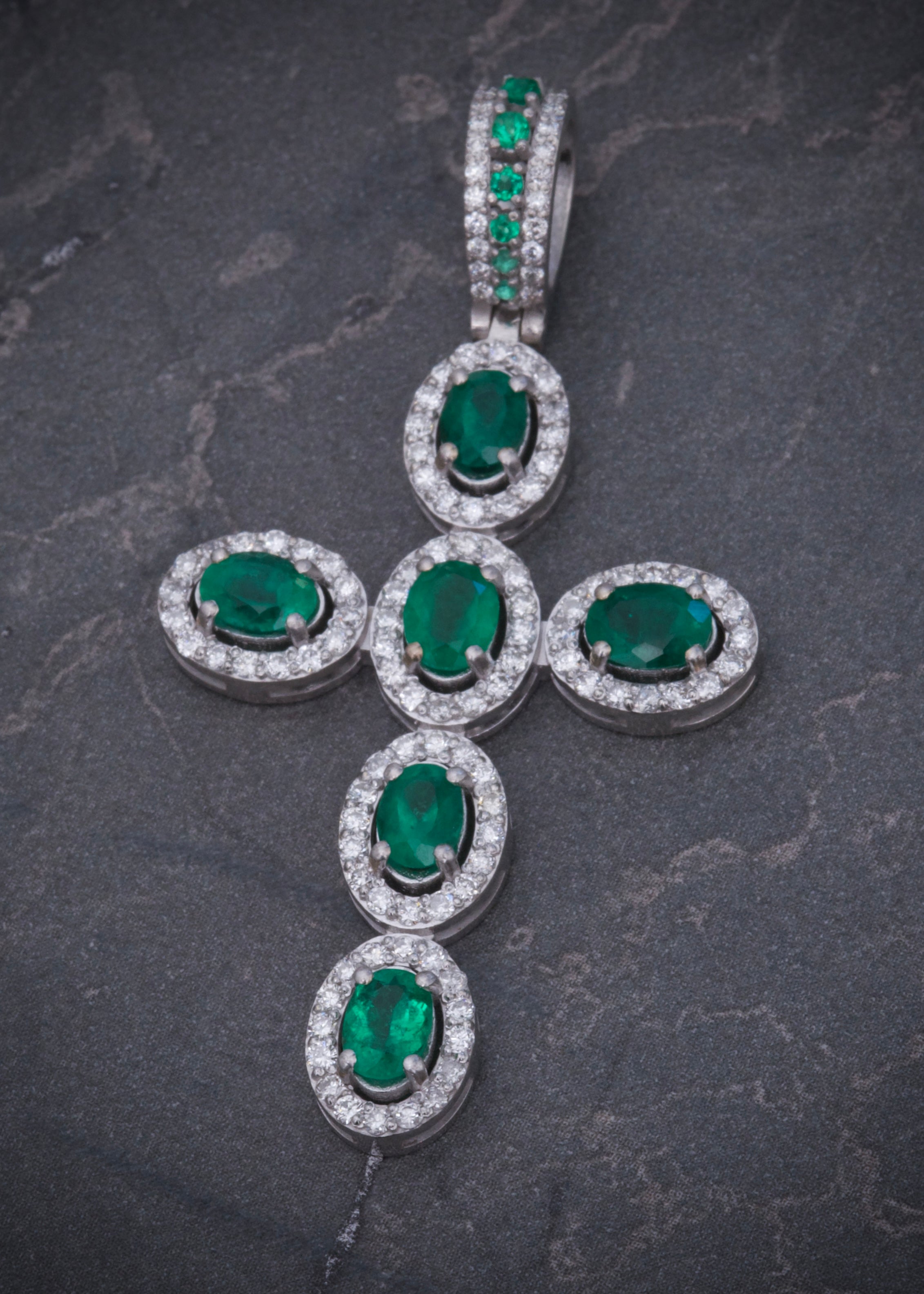 Dije cruz con 200pts de esmeralda y 200pts de diamante blanco 6.8gr / Largo 5cm / Oro Blanco (Joya) M