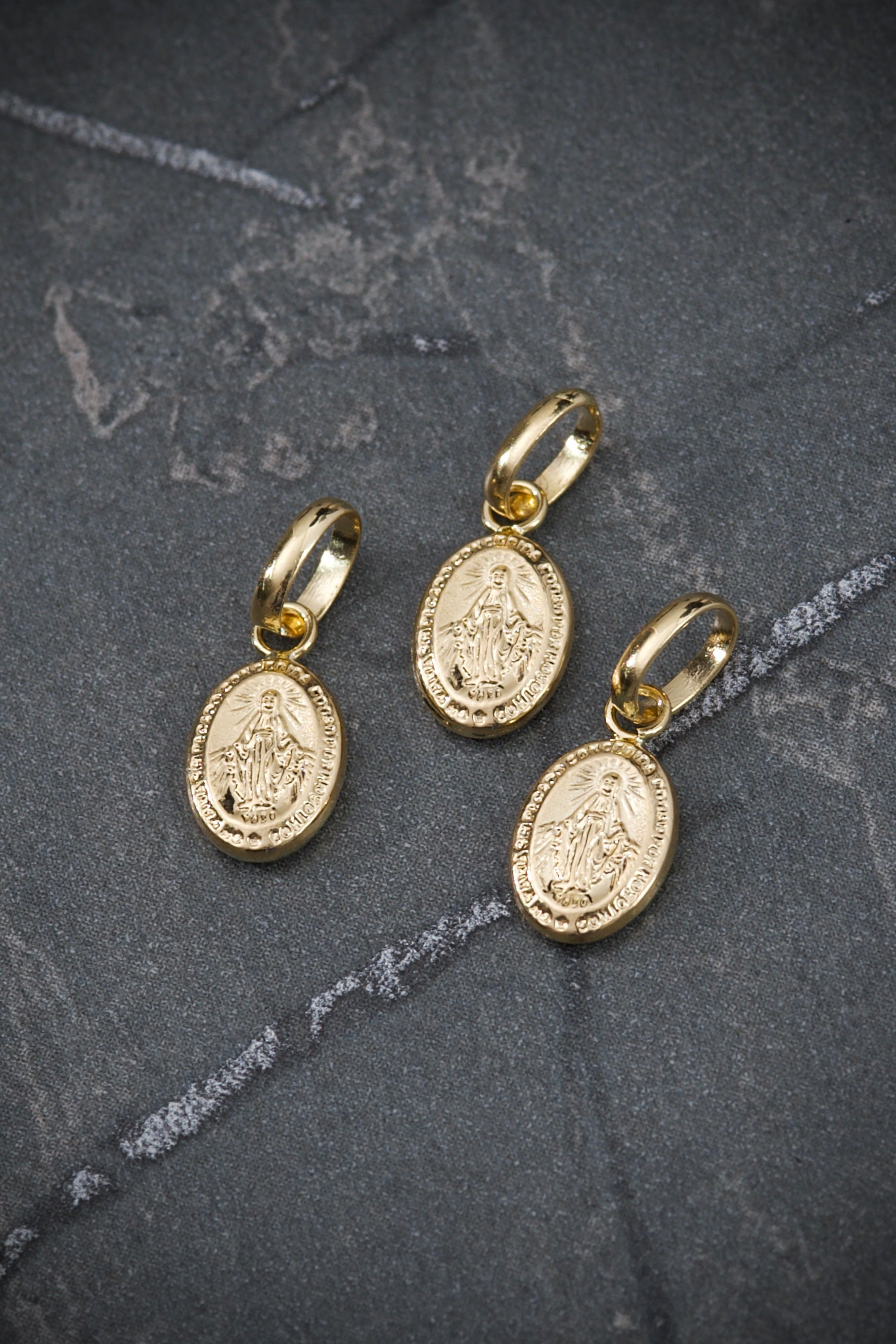 Dije virgen milagrosa 0.3gr / Largo 1.5cm / Oro Amarillo Nac B