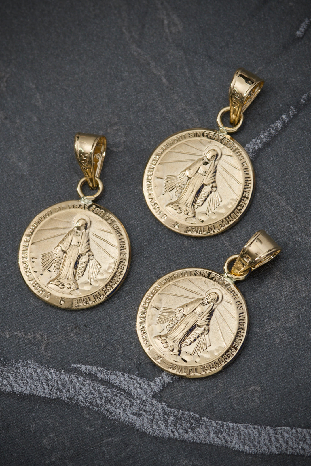 Dije virgen milagrosa 0.7gr / 1.9cm / 12mm — Oro Amarillo