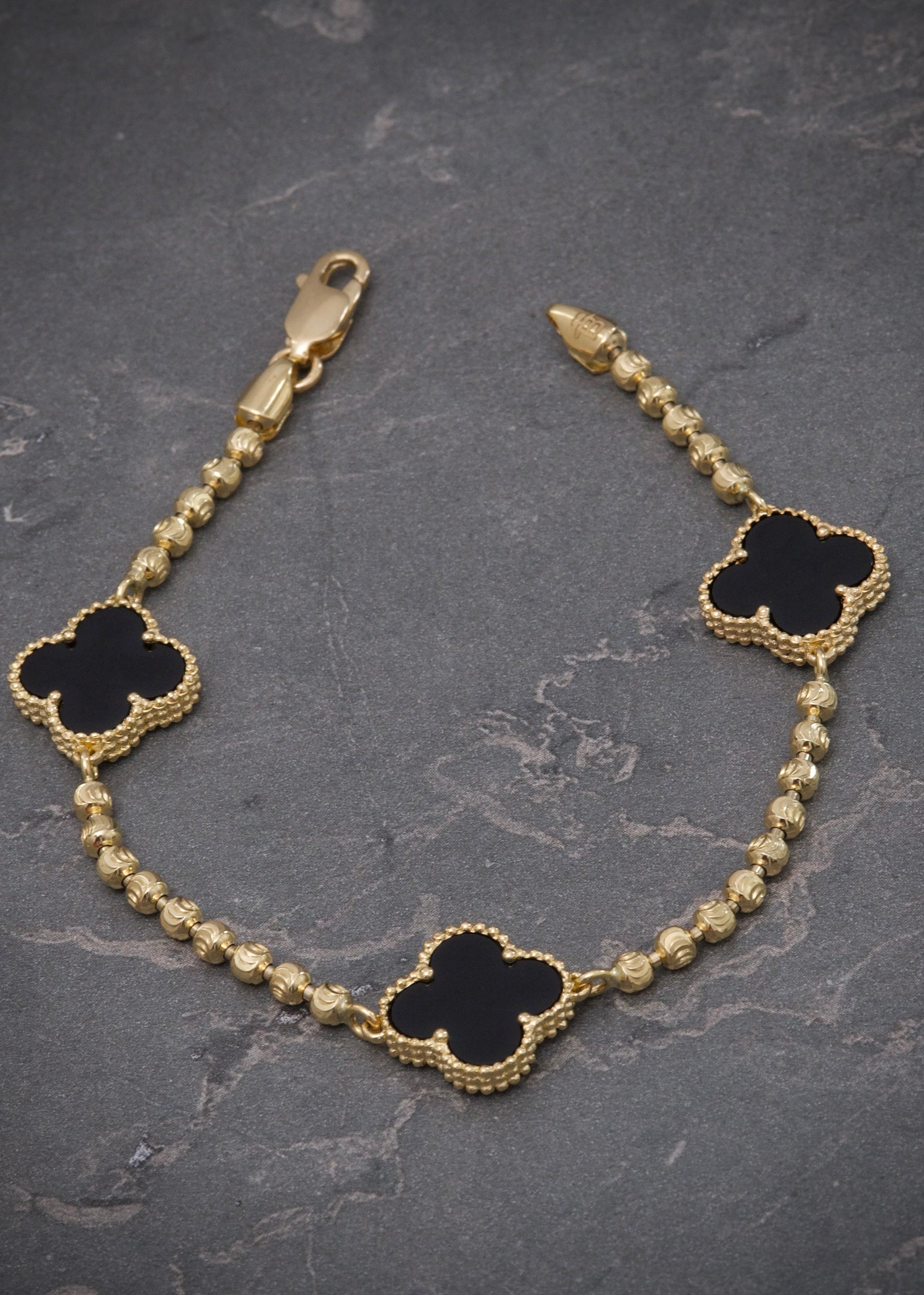 Pulso lucky clover piedra negra 9.3gr / Largo 18cm / Oro Amarillo Nac B