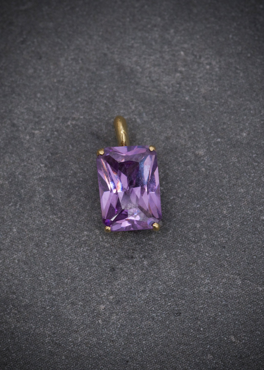Dije con swarovski morado 0.55gr / Largo 1cm — Oro Amarillo