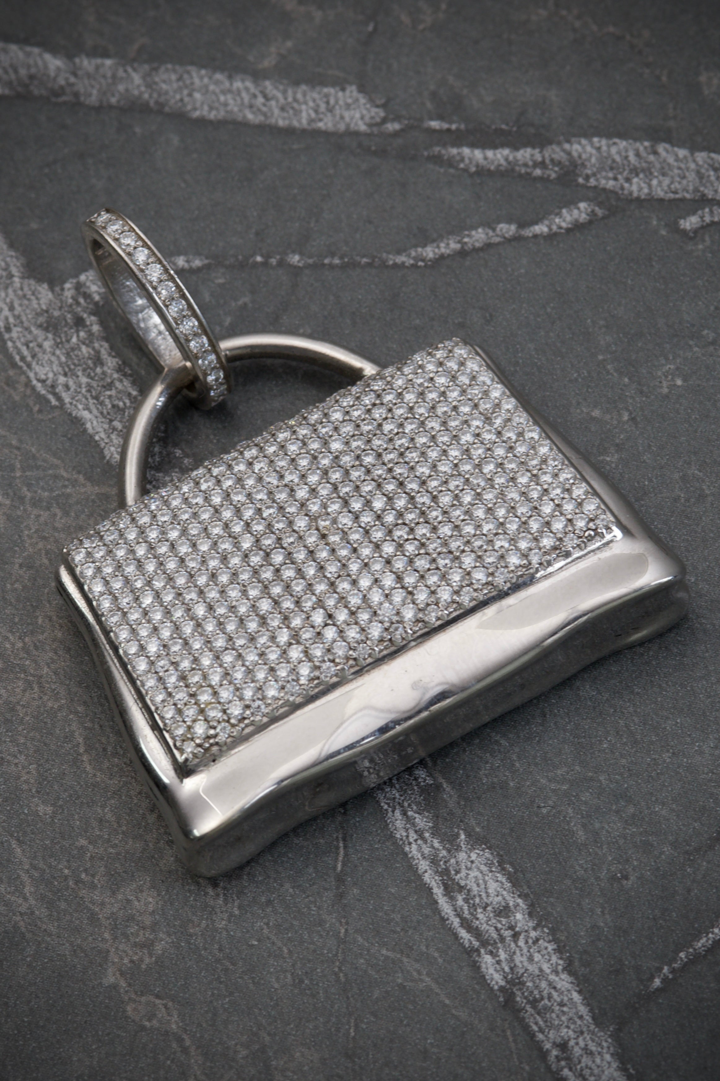 Dije de bolso con MOS 330pts (0.35QTS) 37.6gr / 4.5cm / Oro Blanco Nac (Joya) B