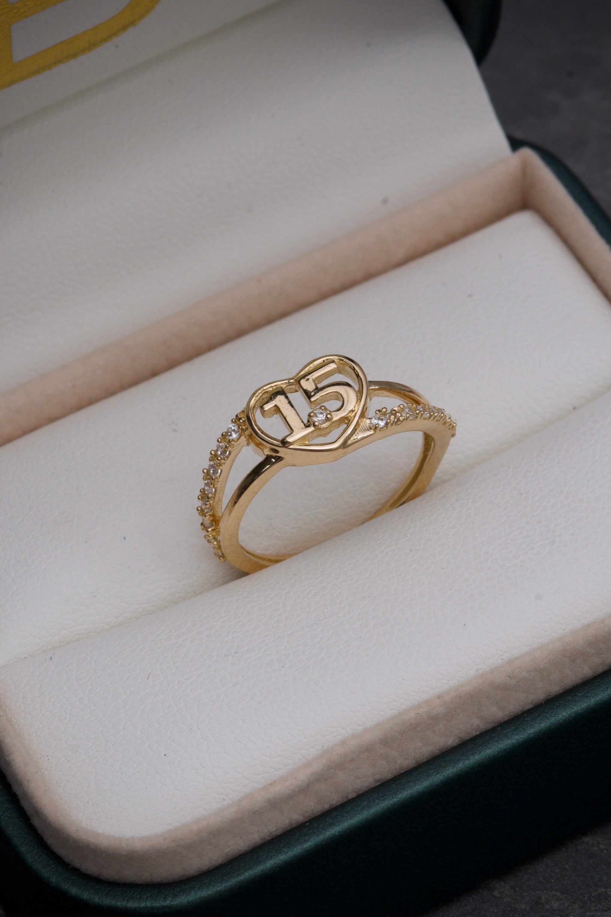 Anillo de 15s con corazon y swarovski blanco 2.75gr / Talla 6 1/2 — Oro Amarillo