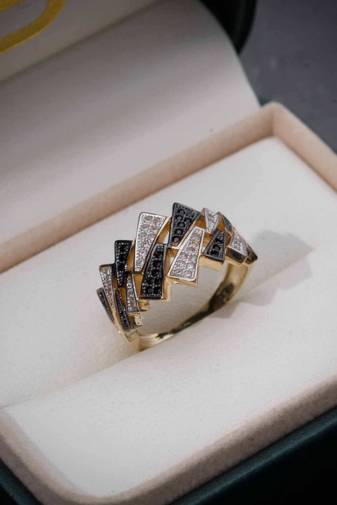 Anillo Rustico Con Rodio Negro. Blanco Y Swarovski 5.45gr / Talla 6 1/4 — Oro Amarillo