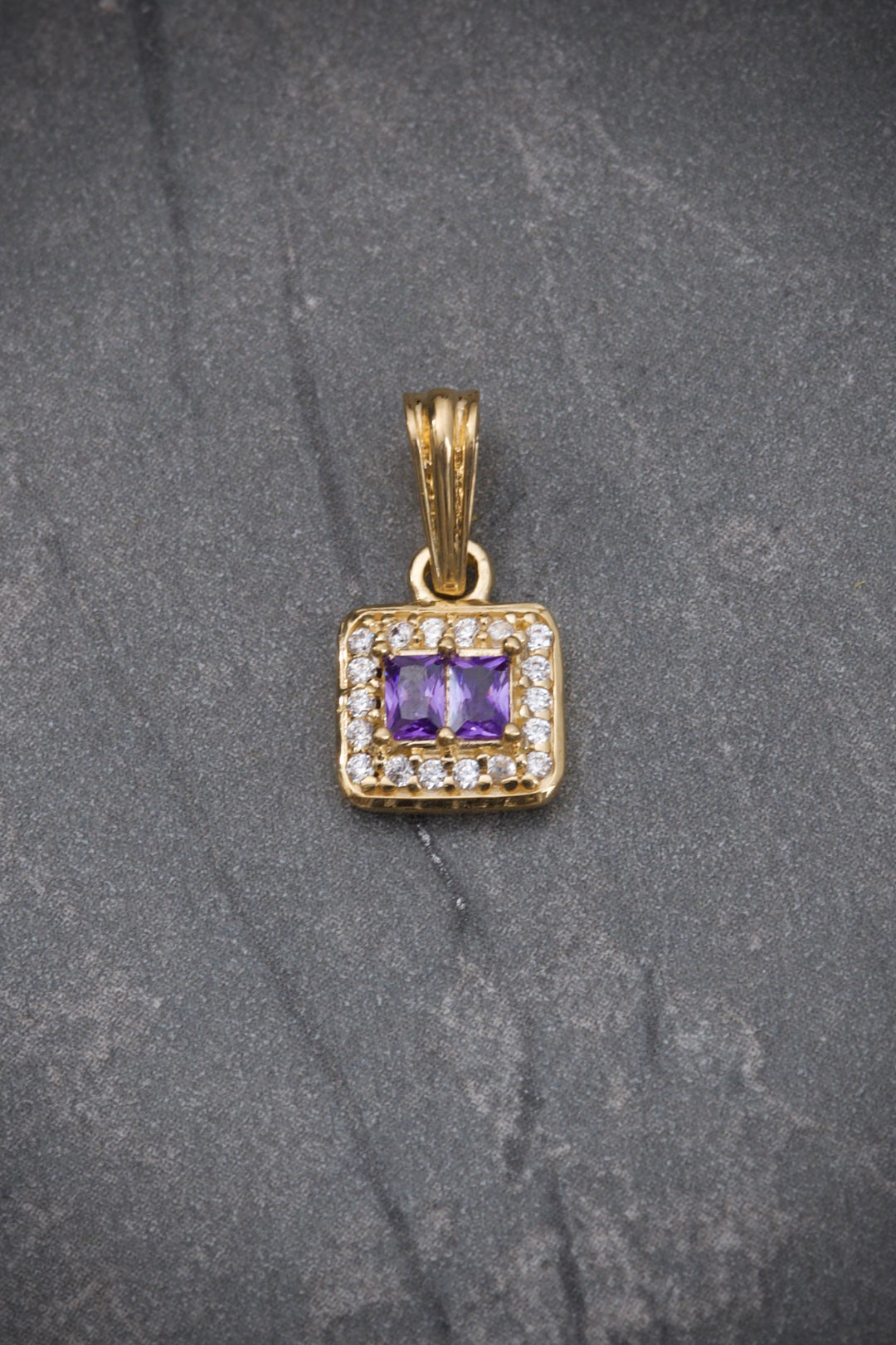 Dije Cuadrado Con Swarovski Morado y blanco 1gr / Largo 1.6cm — Oro Amarillo