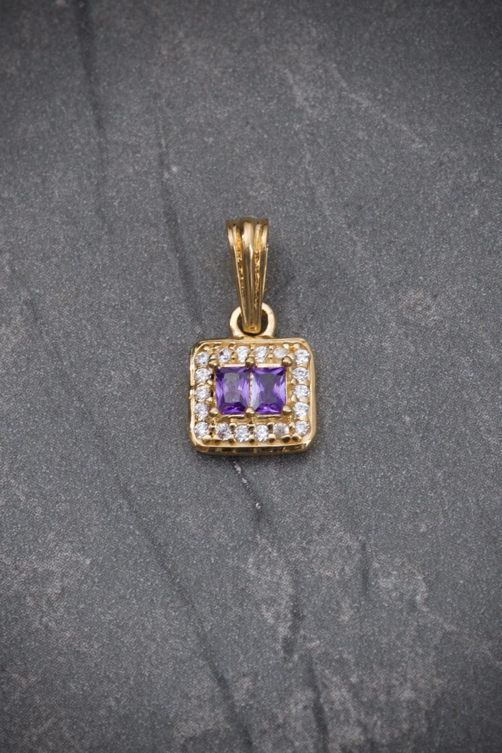 Dije Cuadrado Con Swarovski Morado y blanco 1gr / Largo 1.6cm / Oro Amarillo Nac B