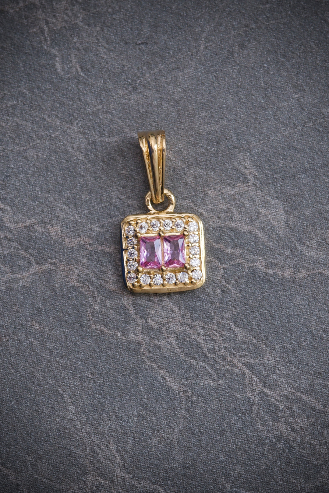Dije CUAdrado Con Swarovski CENTRal Rosados 1gr / Largo 1.5cm — Oro Amarillo