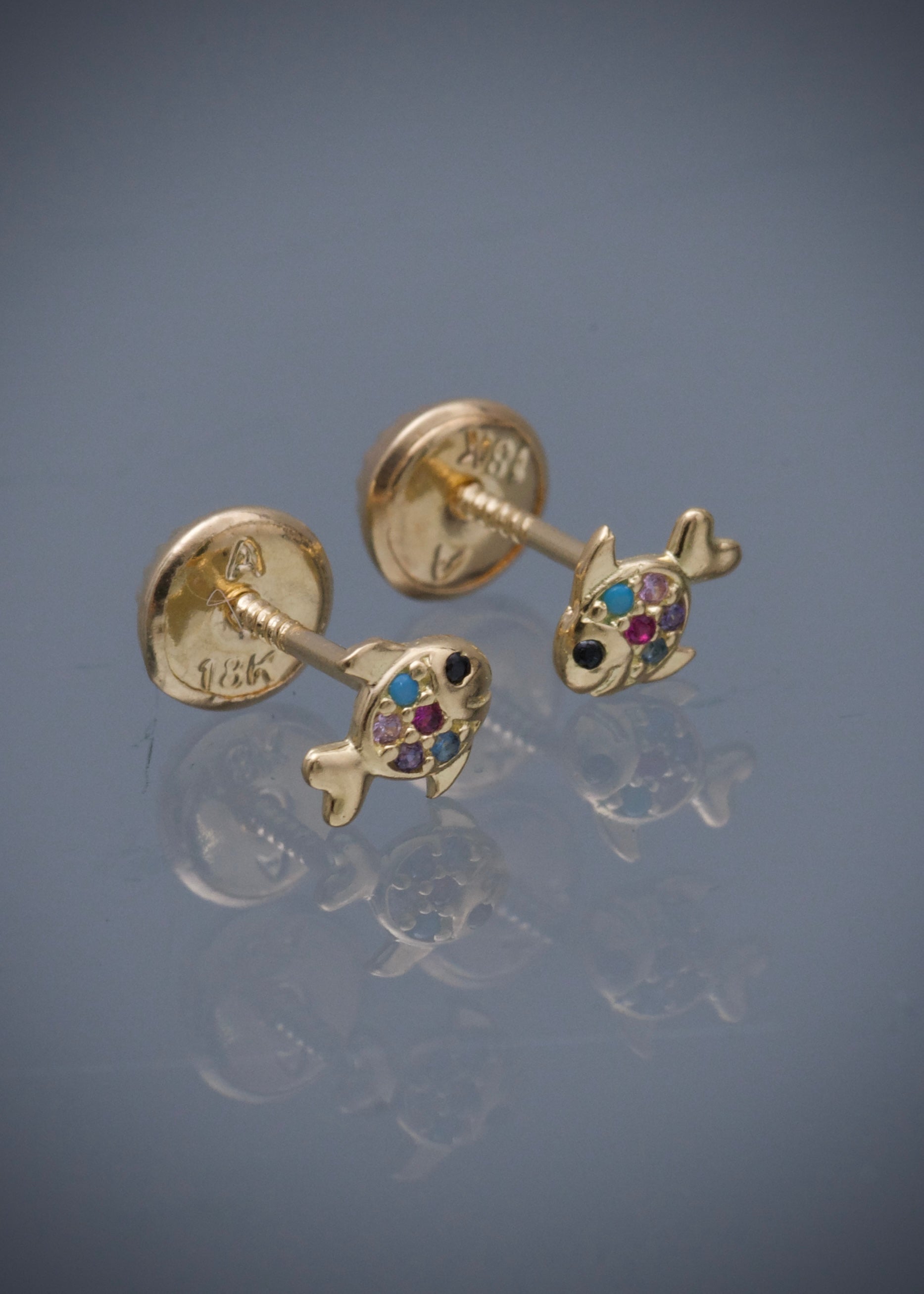 Topos pez con swarovski multicolor 0.6gr / Largo 0.47cm / Oro Amarillo Nac M