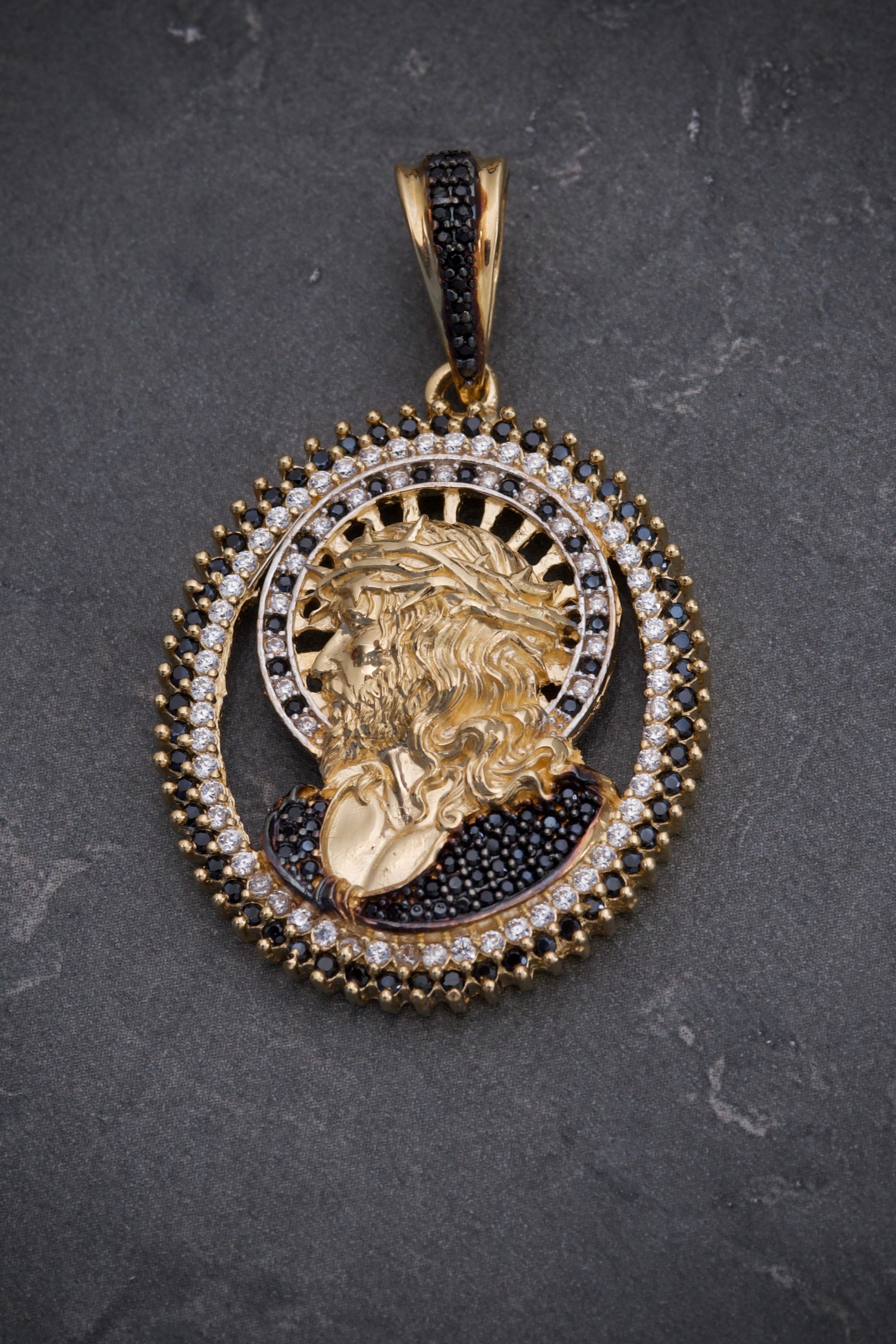 Dije de jesus con swarovski blanco y negro 11.35gr / Largo 4.5cm / Oro Amarillo Nac M