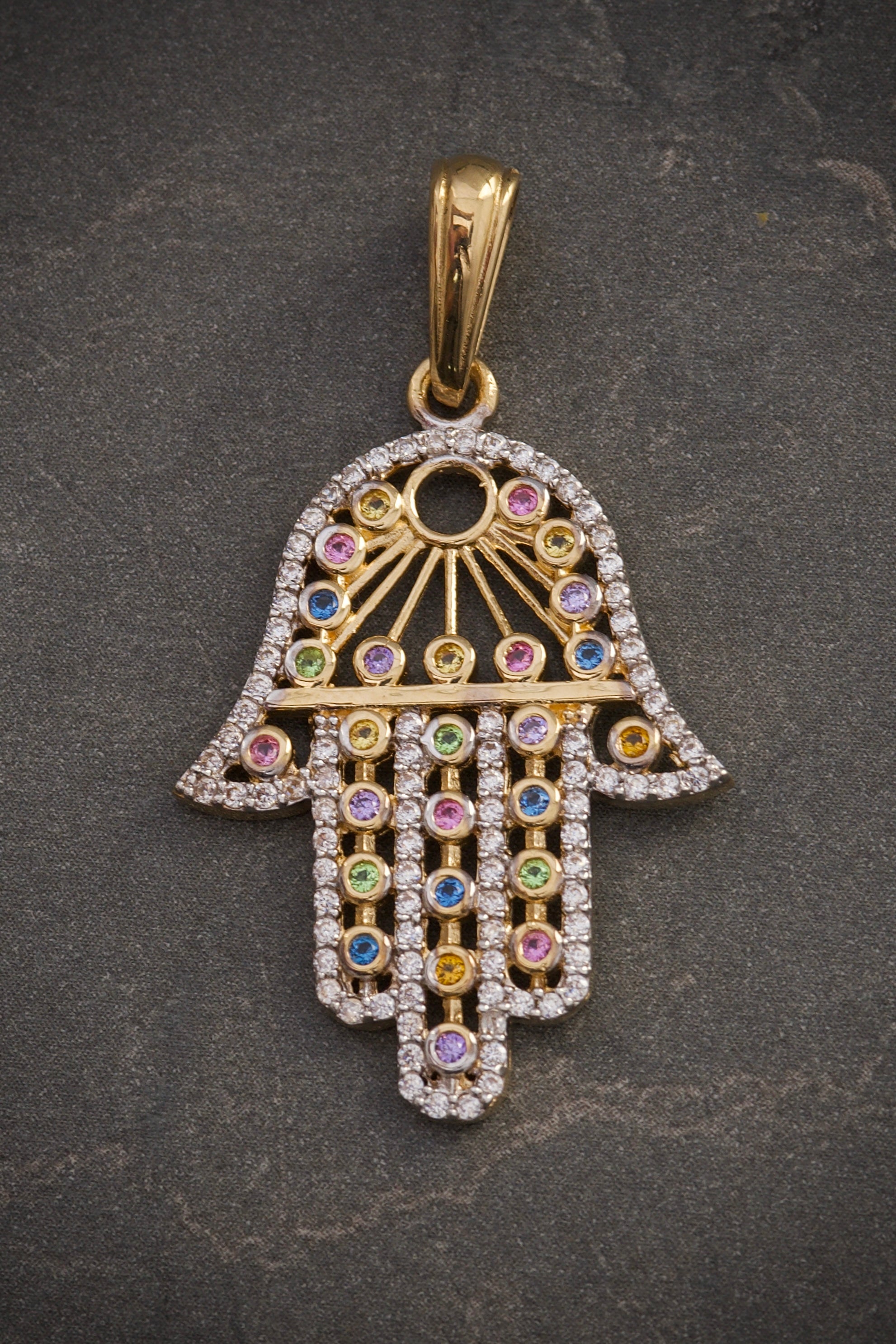 Dije MAno Hs Con Swarovski Multicolor 3.95gr / Largo 3.9cm / Oro Amarillo Nac P