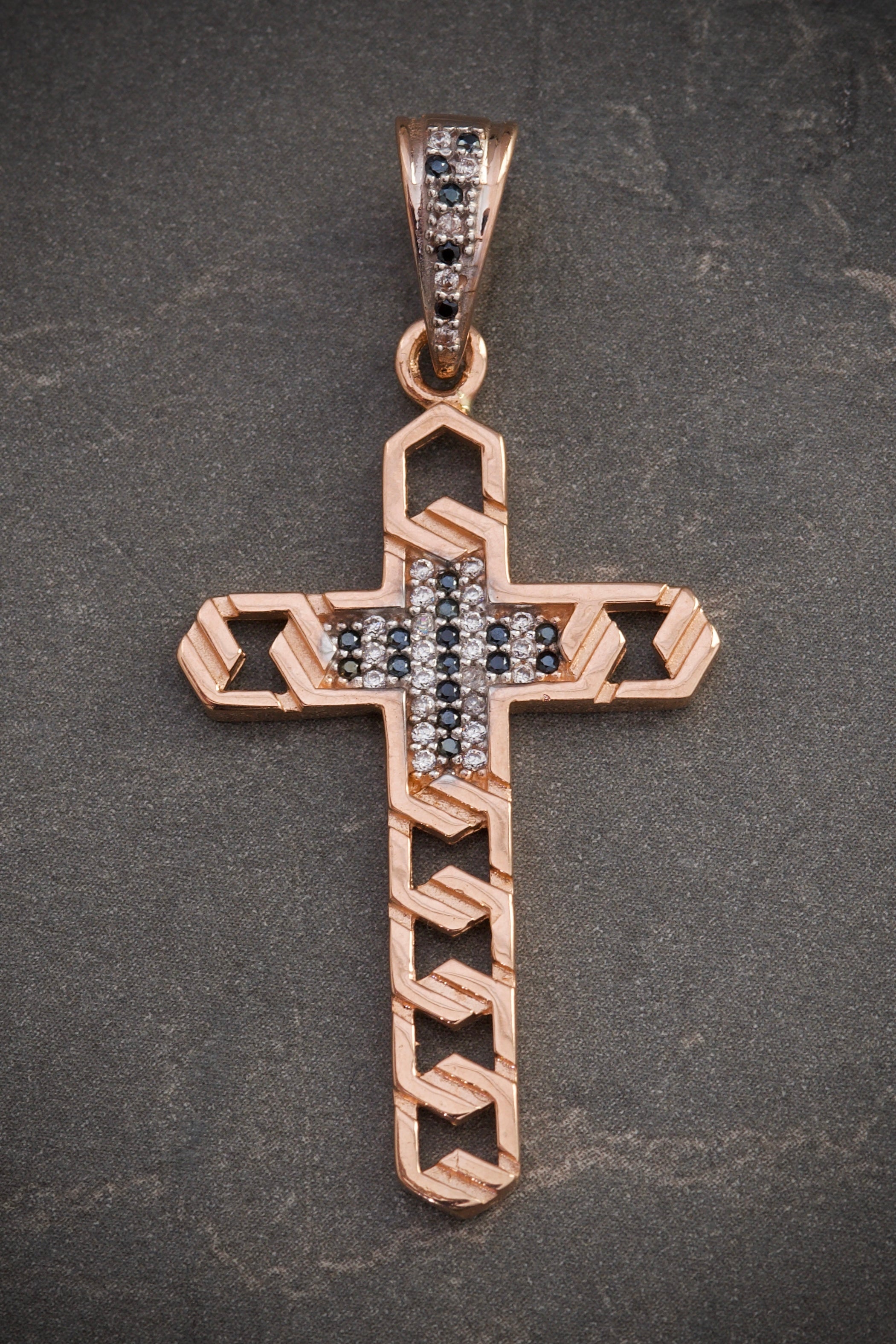 Dije Cruz Rustica COn Swarovski blanco y negro 4.55gr / Largo 4.7cm / Oro Rosado Nac P