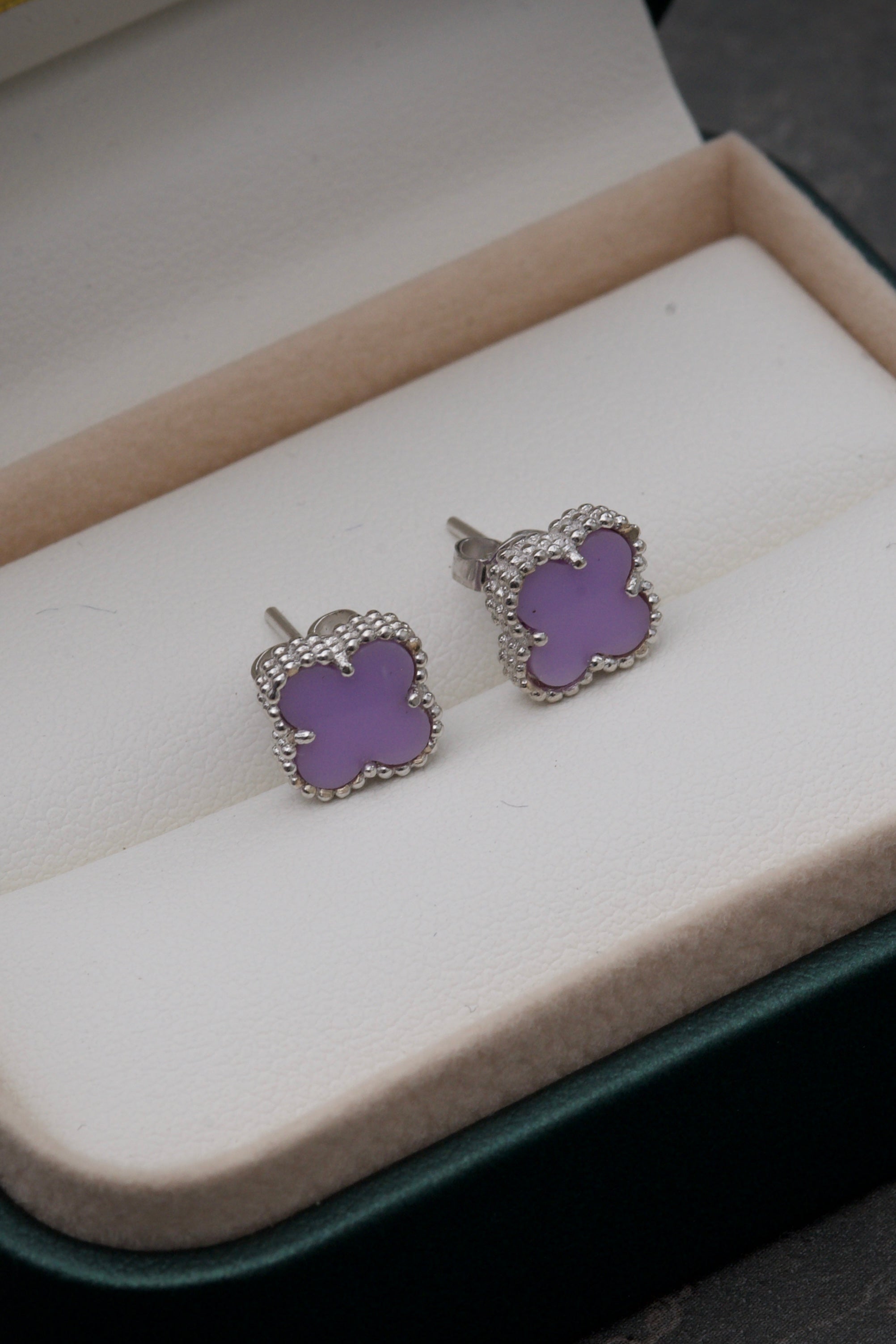 Topos lucky clover piedra lila 1.9gr / Largo 0.8cm / Oro Blanco Nac M